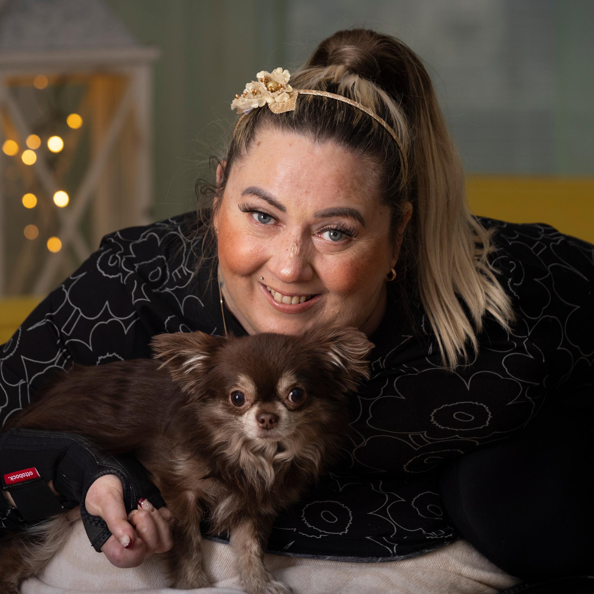 Johanna Talamo putosi 16-vuotiaana parvekkeelta ja sai neliraajahalvauksen – Hän pakeni huumeisiin, joita kaverit auttoivat vetämään