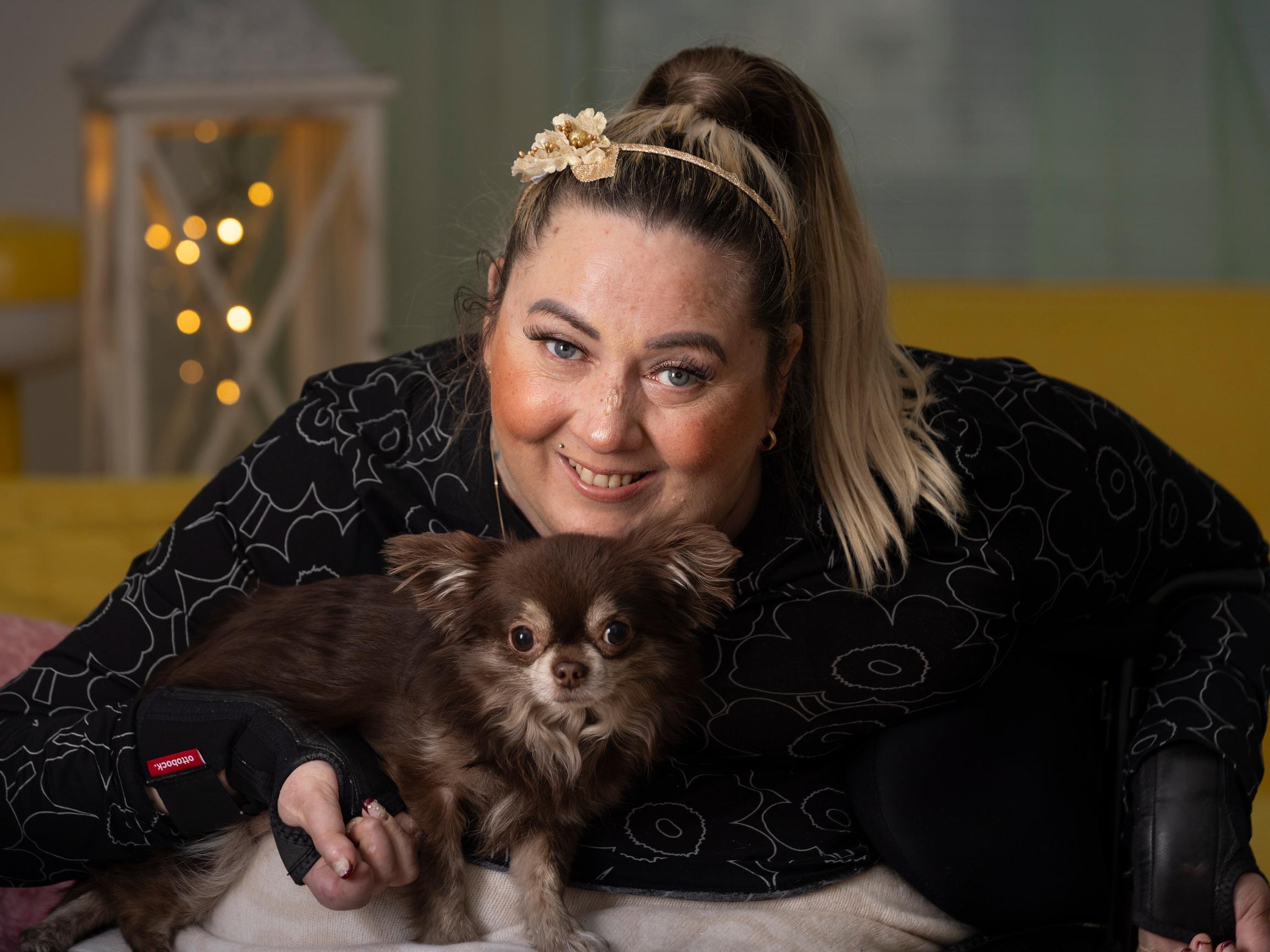 Johanna Talamo putosi 16-vuotiaana parvekkeelta ja sai neliraajahalvauksen – Hän pakeni huumeisiin, joita kaverit auttoivat vetämään