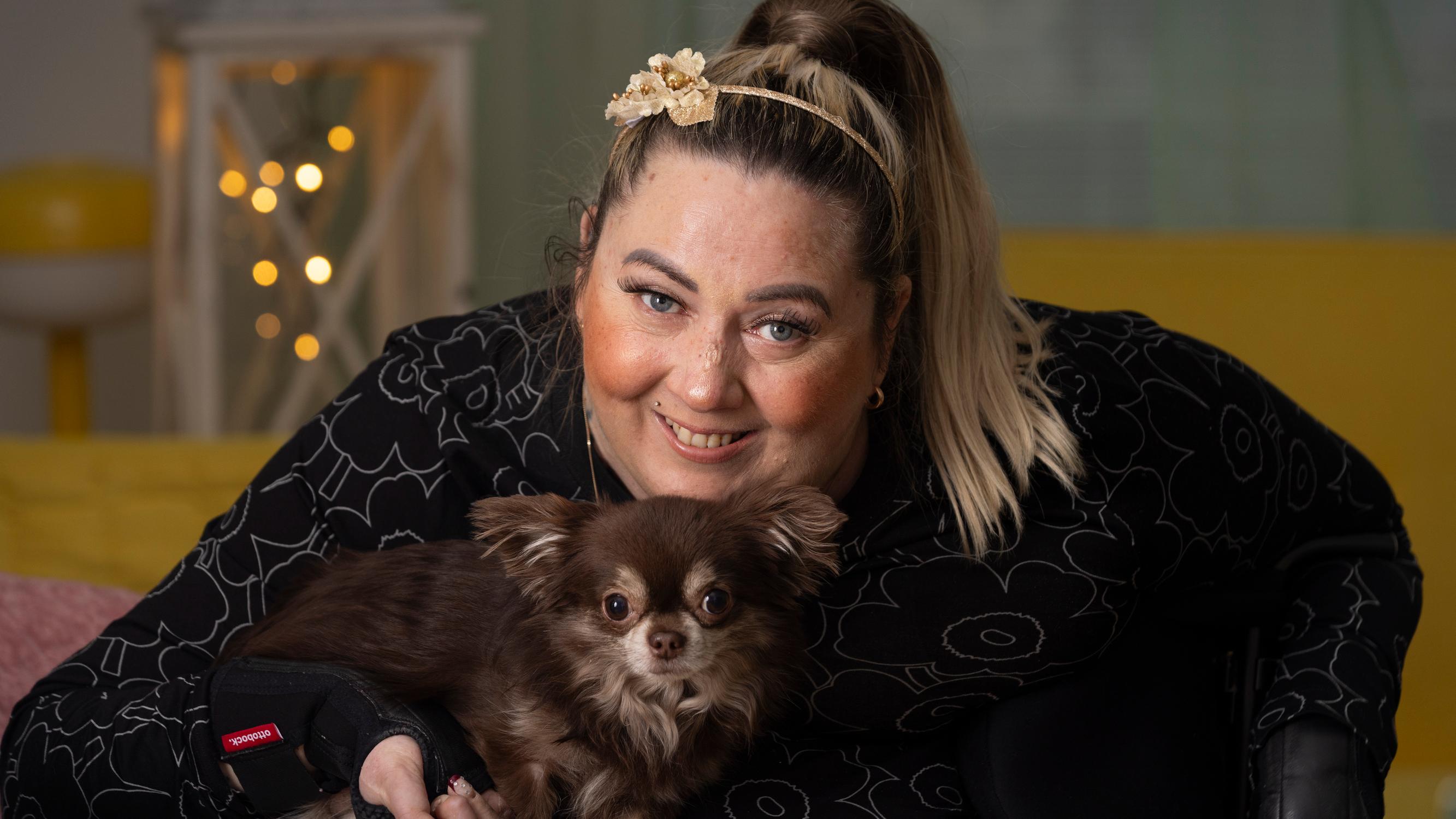 Johanna Talamo putosi 16-vuotiaana parvekkeelta ja sai neliraajahalvauksen – Hän pakeni huumeisiin, joita kaverit auttoivat vetämään