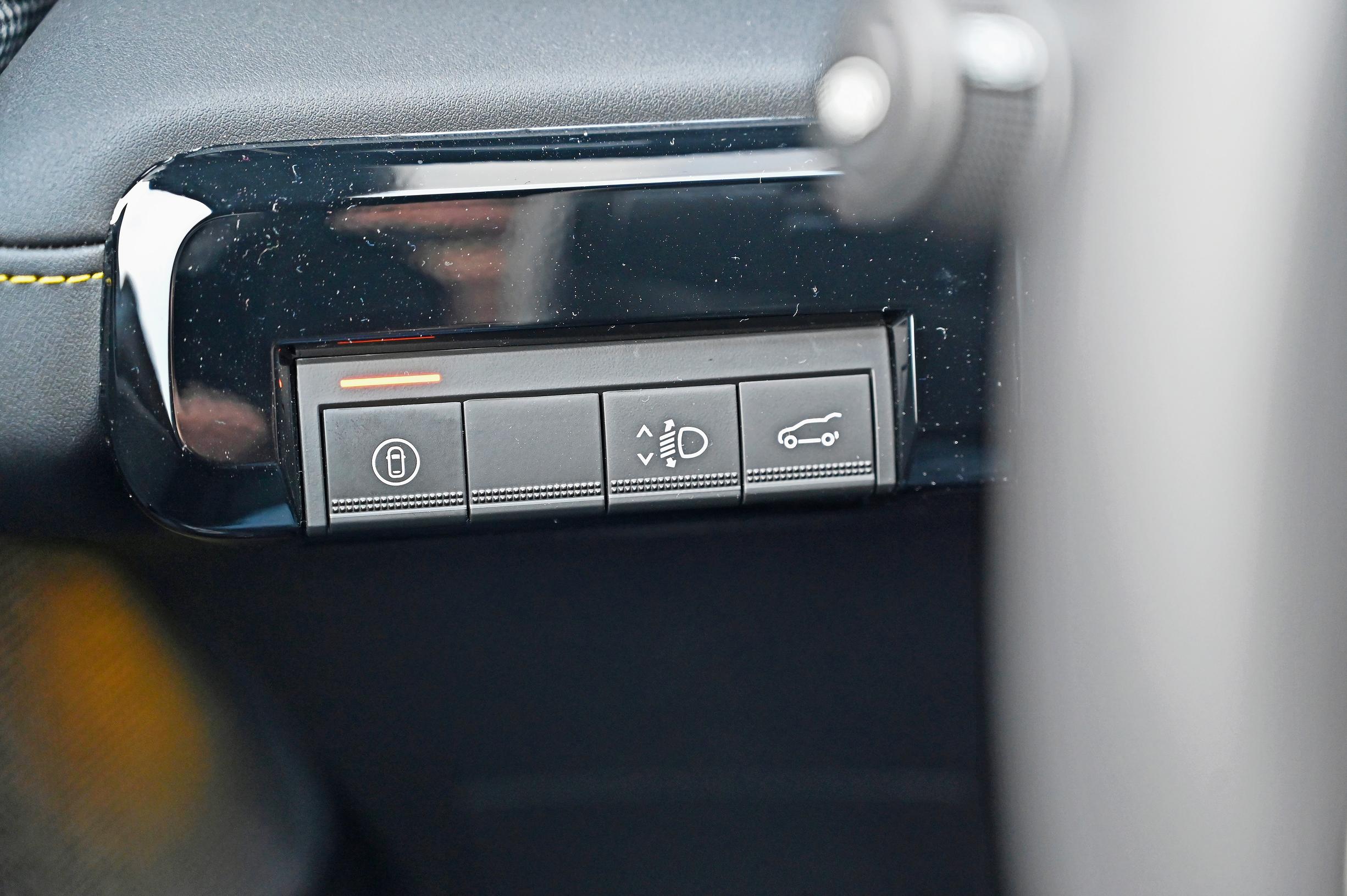 Renault 4 E-Techin kojelaudan vasemman reunan My Safety Perso -kytkin on mainio oivallus, sillä kaikki hoituu yhdellä kaksoispainalluksella.