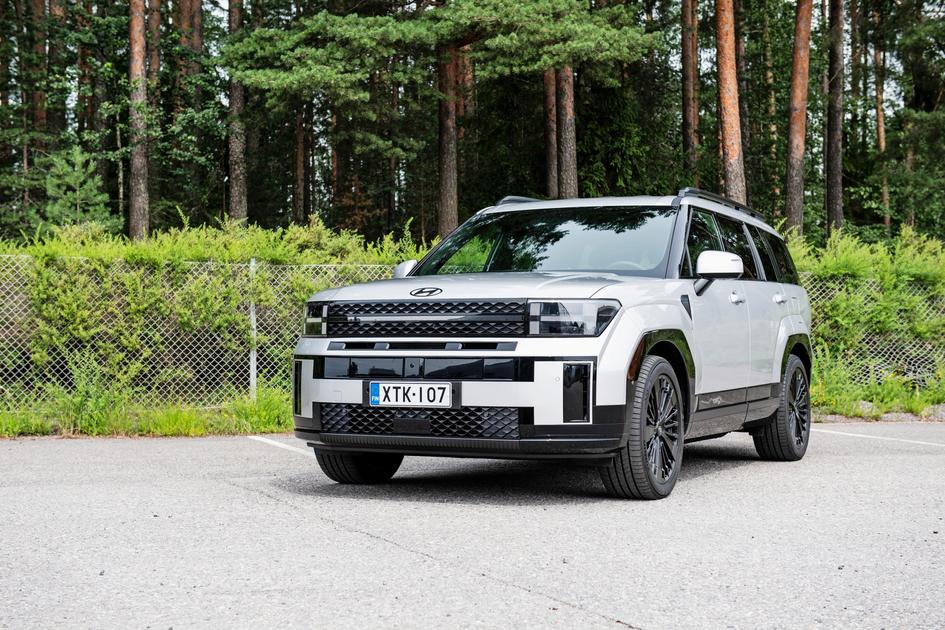 Uusi Hyundai Santa Fe on kuin kirveellä veistetty ja näyttää ...