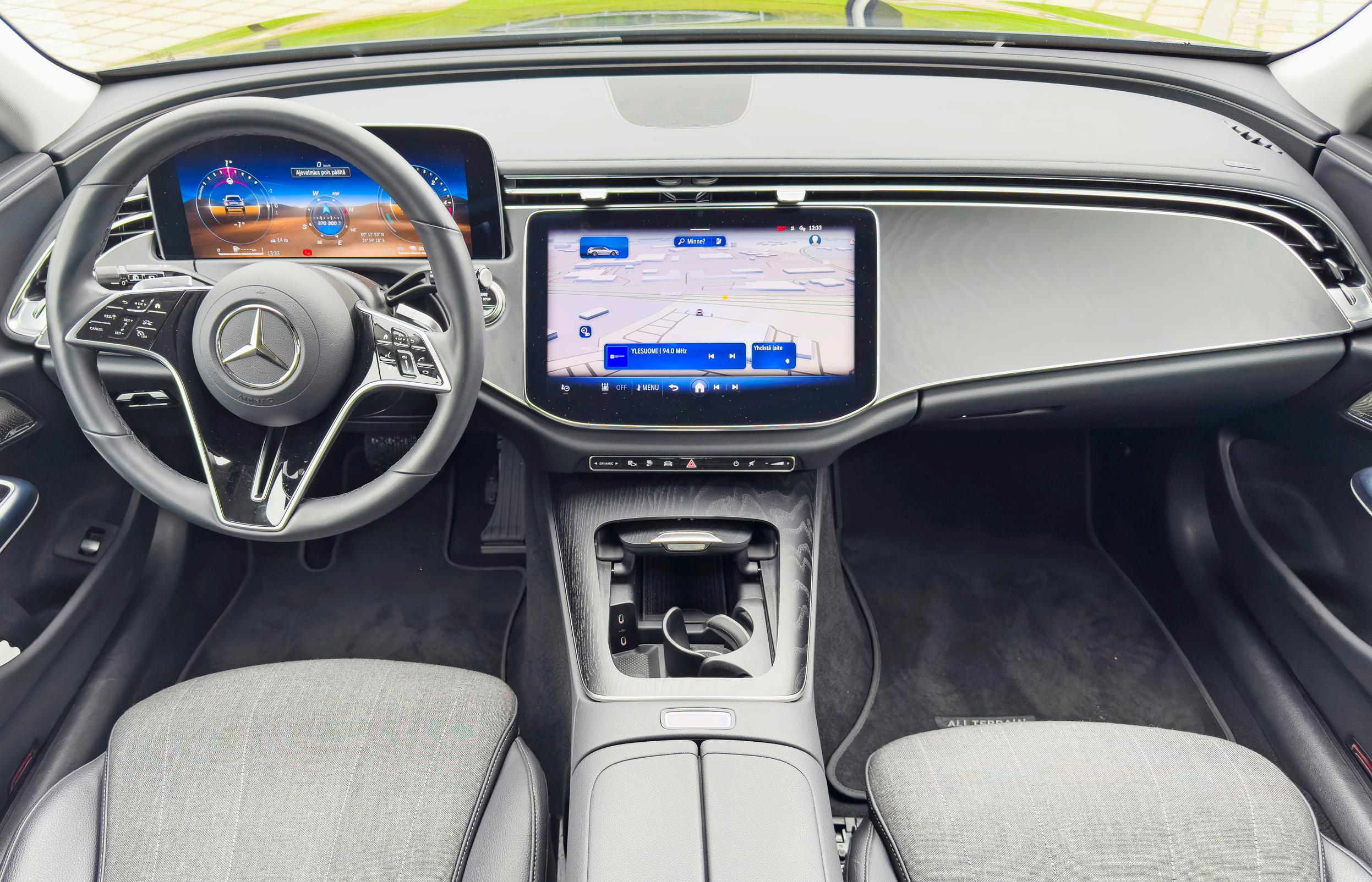 Mercedes-Benz E 300:n ohjaamo tarjoaa ruutuaikaa koko rahalla.