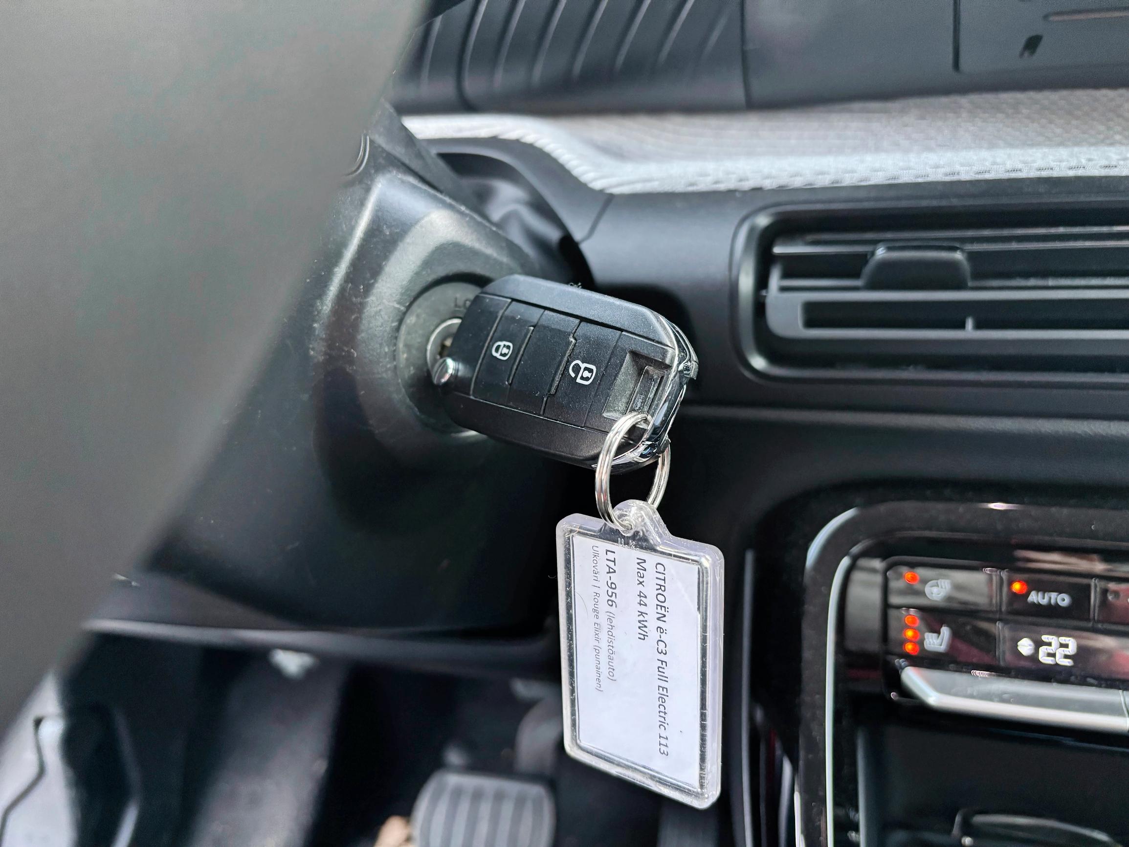 Citroen e-C3:ssa tosiaan on vielä vanhan liiton virta-avain, jolla auto myös käynnistetään. Nostalgiaa! 