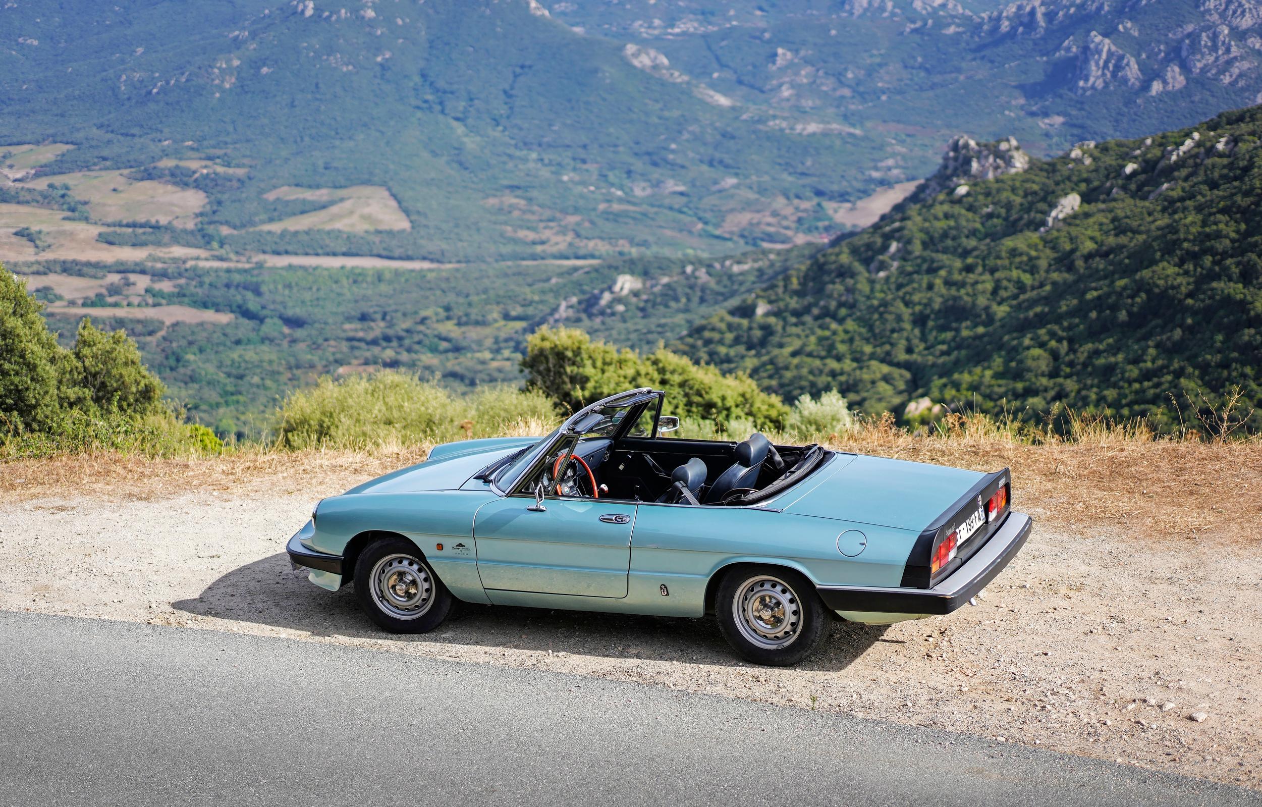 Alfa Romeo Spider pysäköitynä jyrkänteen reunalle.