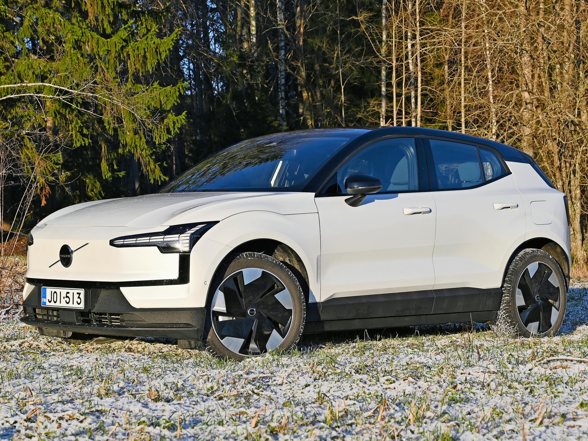 Volvo EX30 Twin on talvella varma ajaa – Kiihtyvyys plussaa, mittariston puute ja kosketusnäyttö miinusta