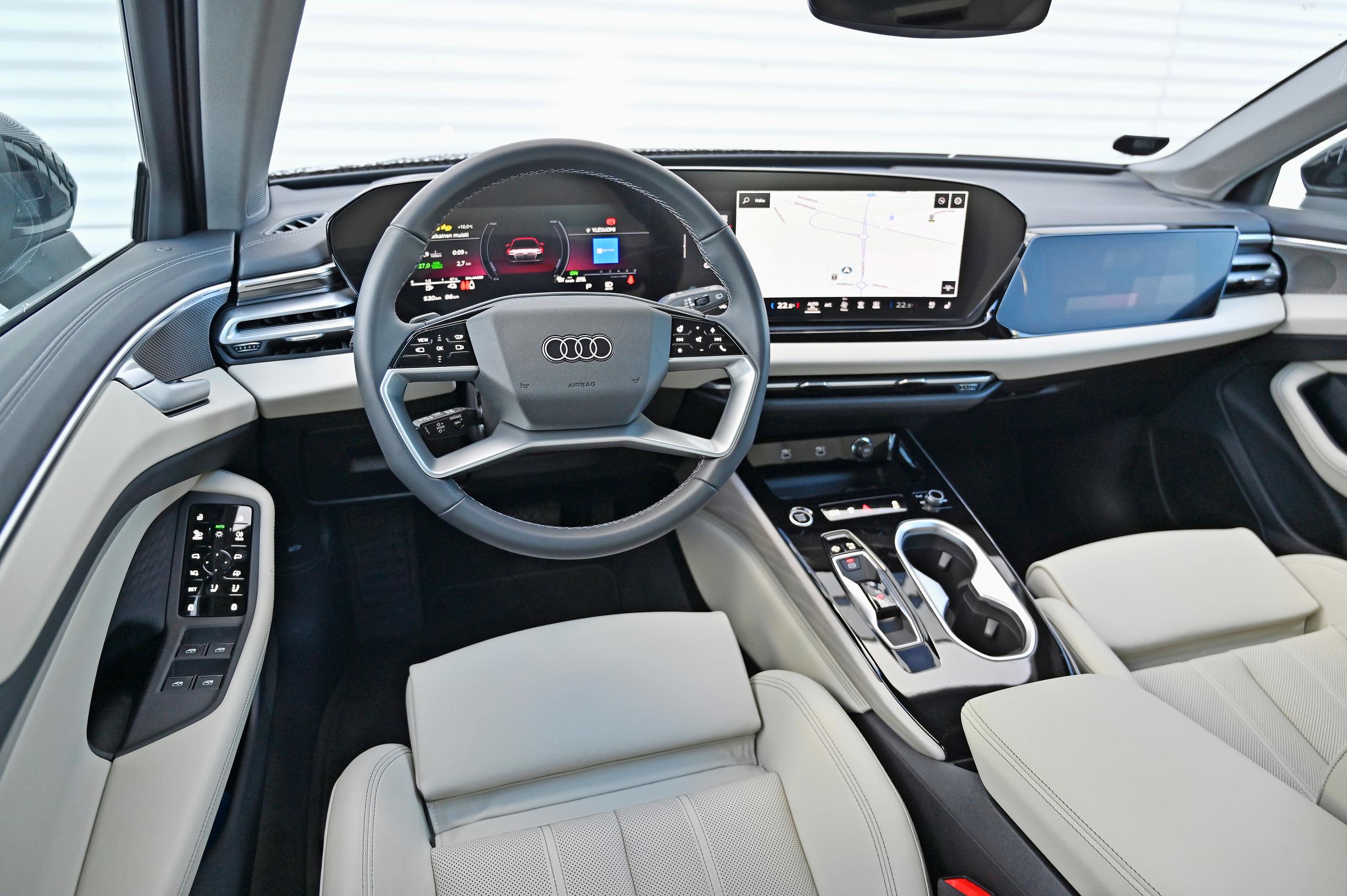 Uuden Audi A6 e-hybridin etutilat ovat avarat ja kuljettajan hyvän ajoasennon löytäminen sujuvaa. Ohjaamossa on premium-fiilistä.