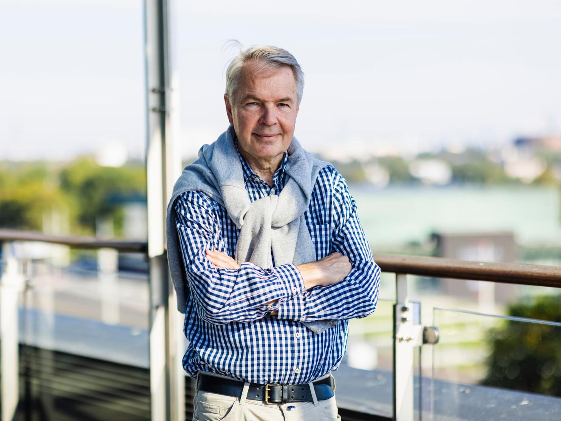 Näin Pekka Haavisto matkailee nyt: "Ennen täytyi kalenterista katsoa kenet tapaa tänään. Nyt tapaan matkoillani usein ihmisiä, jotka tulevat vastaan."