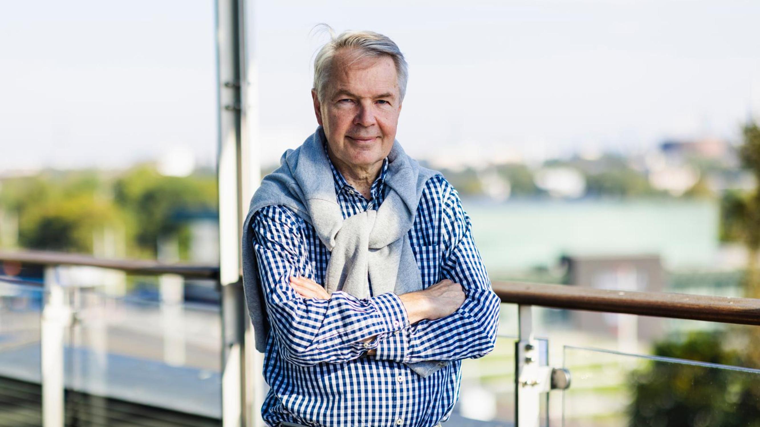 Näin Pekka Haavisto matkailee nyt: "Ennen täytyi kalenterista katsoa kenet tapaa tänään. Nyt tapaan matkoillani usein ihmisiä, jotka tulevat vastaan."