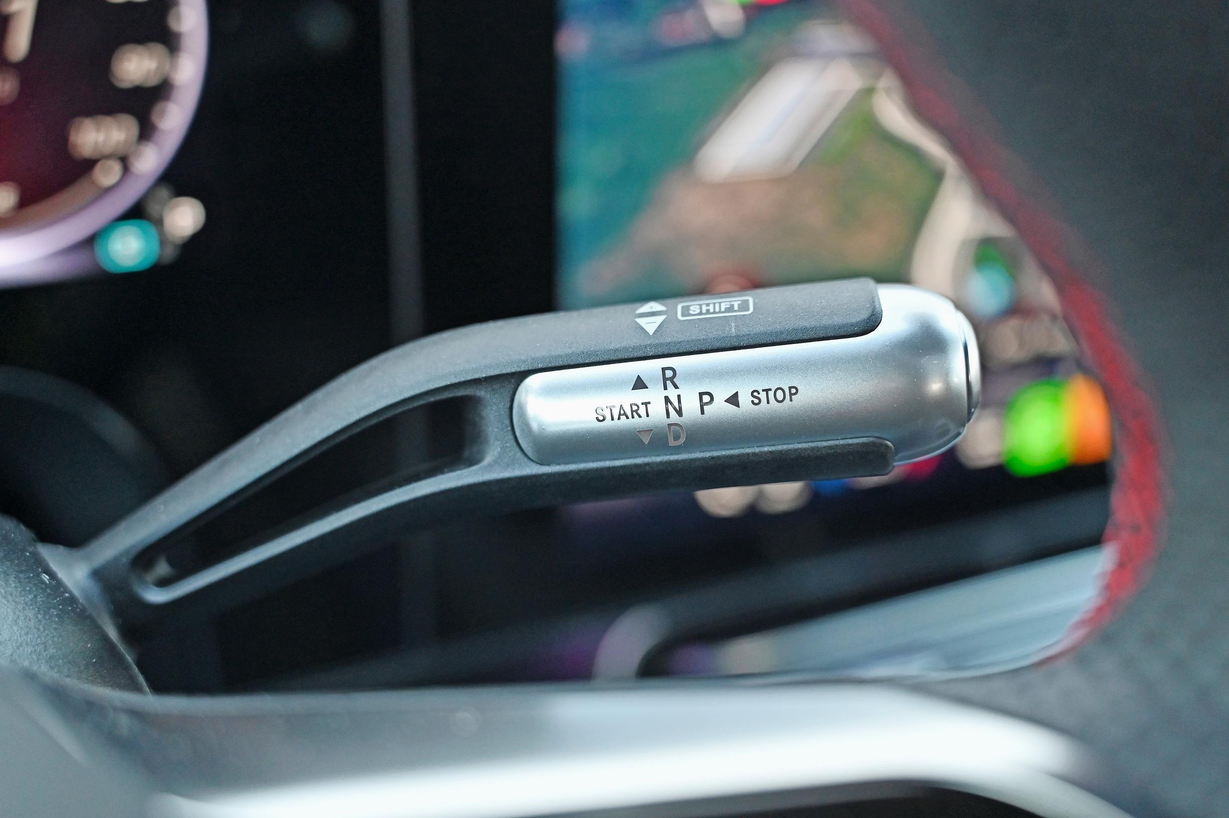 Mercedes-Benz CLA 250+ AMG Linen vaihdevalitsimen viiksi sijaitsee nyky-Mersuista tutulla paikallaan oikealla.