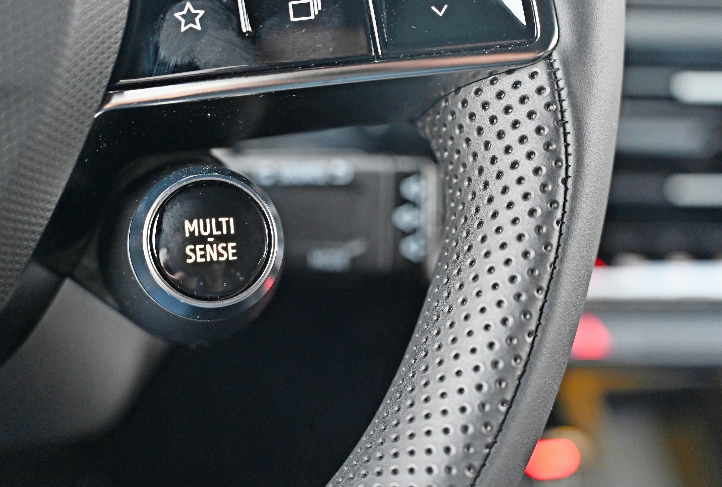 Renault 4 E-Techin Multi Sense -painikkeen takaa löytyy neljä ajotilaa, joista yksi on personoitavissa.