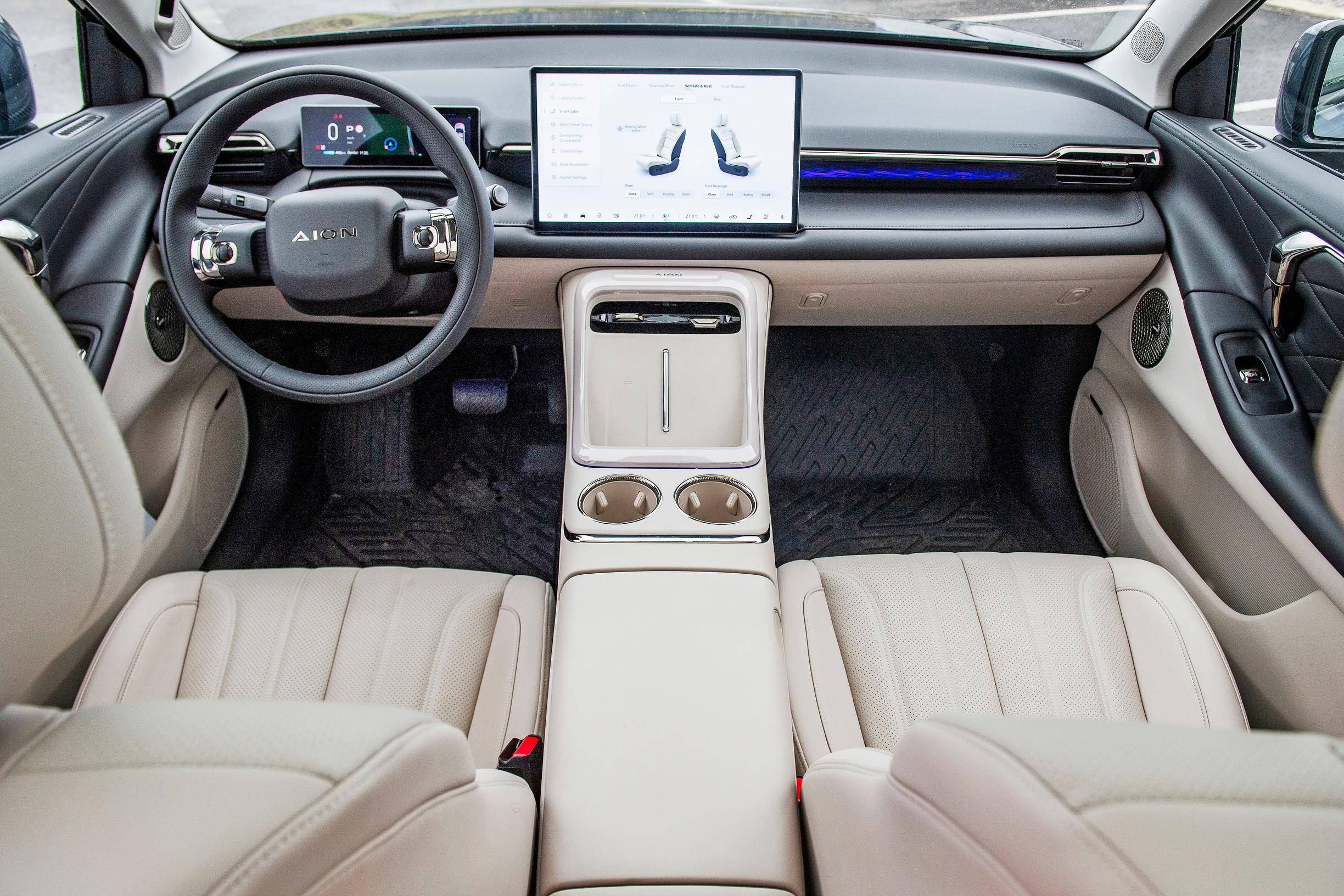 Aion V:n kojelauta isoine keskinäyttöineen on ultramoderni.