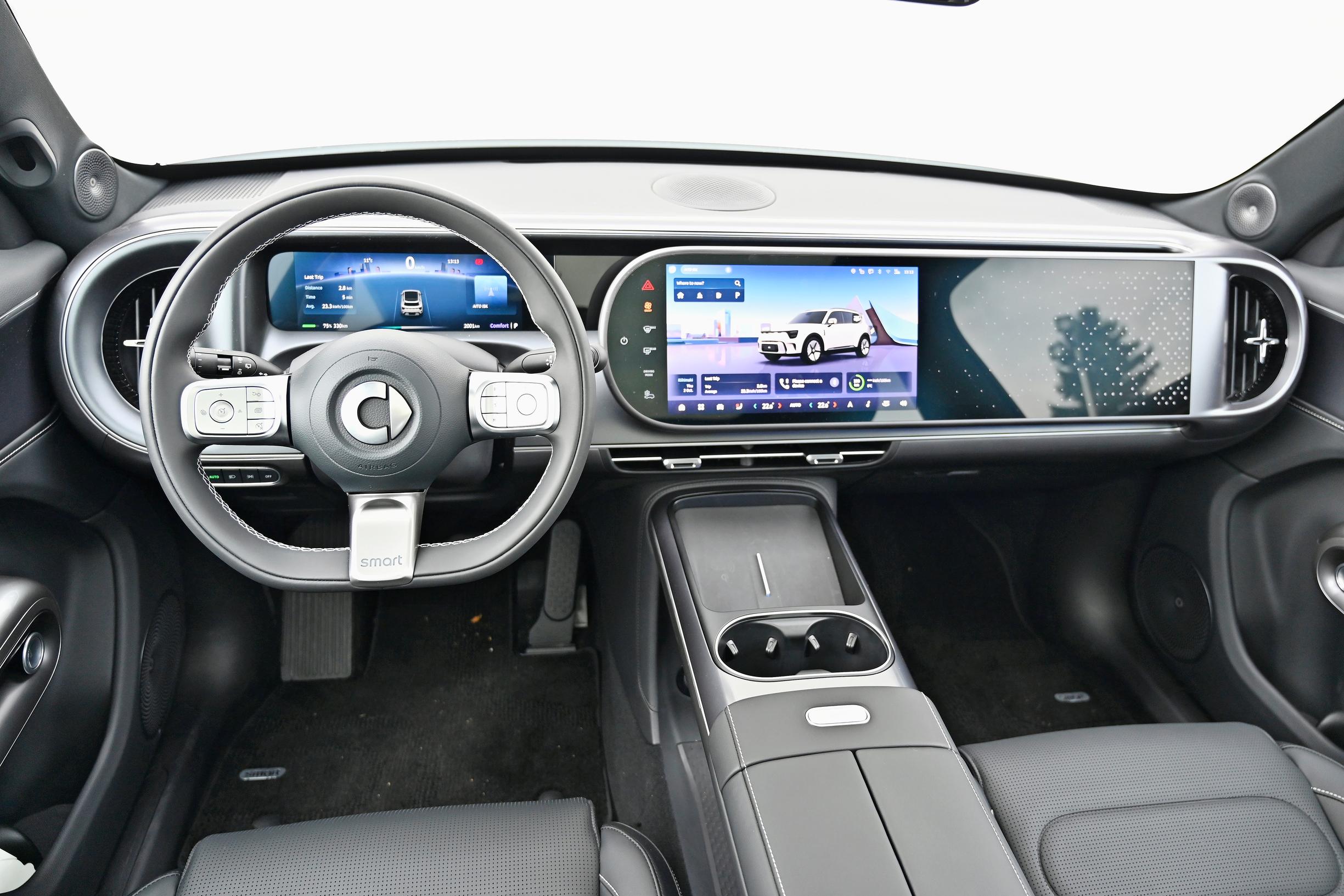 Smart #5 Pro+:n ohjaamossa 13 tuuman OLED-keskinäyttö ja 10,25 tuuman mittaristonäyttö hallitsevat näkymää.