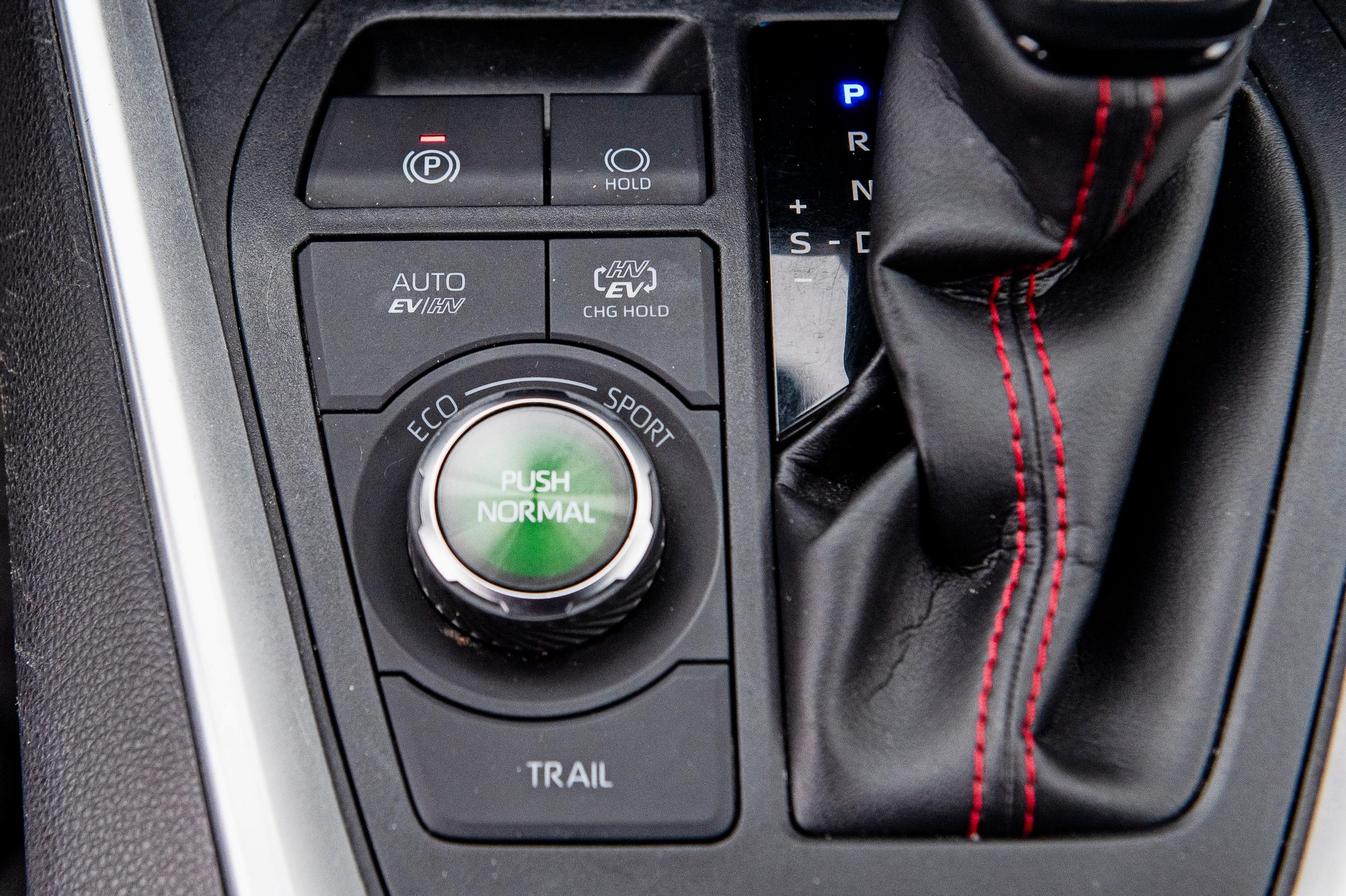 Toyota RAV4 -lataushybridin kiertokytkimellä valitaan haluttu ajotila.