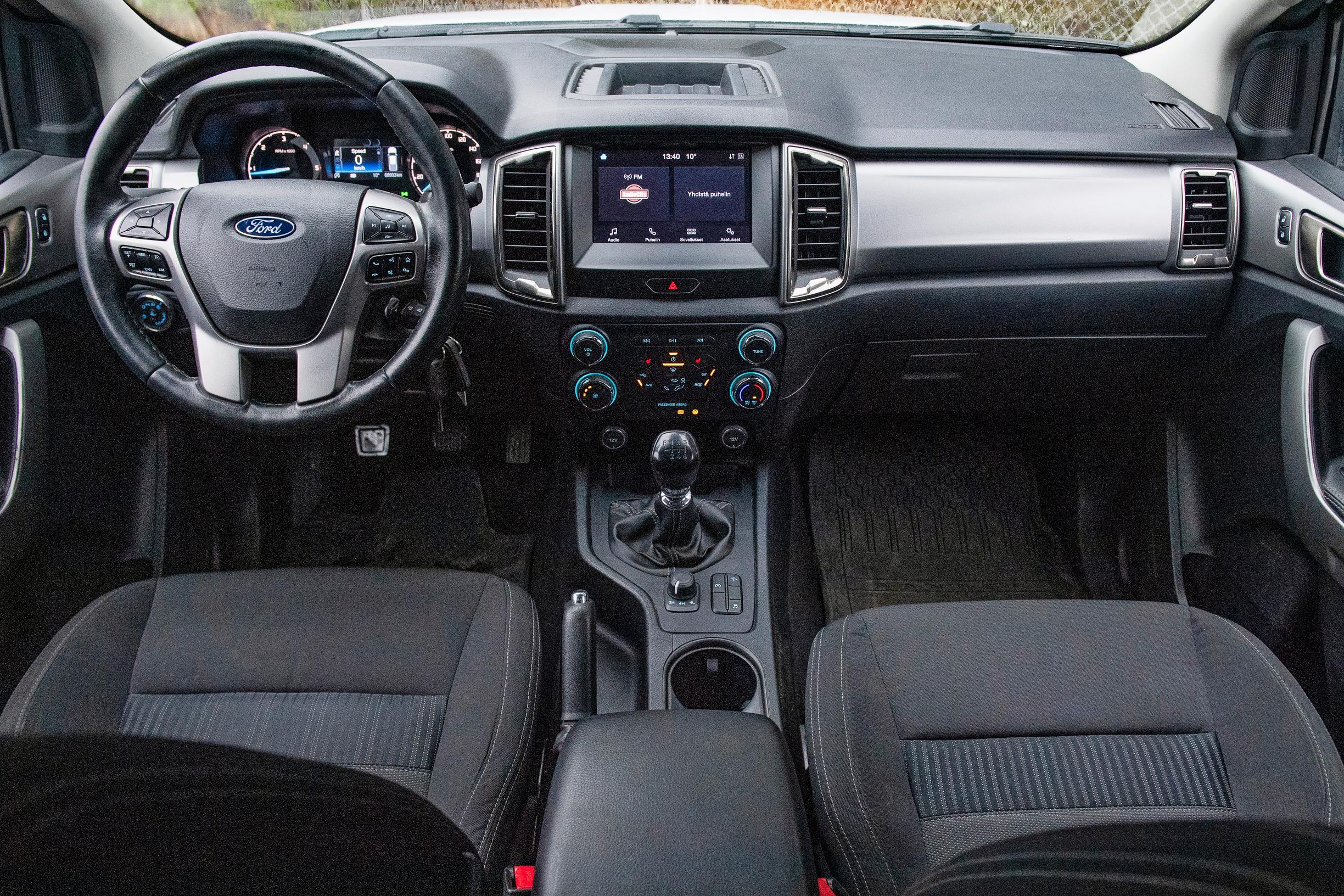 Ford Rangerin ohjaamo on konstailemattoman asiallinen. Isoon vaihdekeppiin on helppo tarttua vaikka hanskat kädessä.