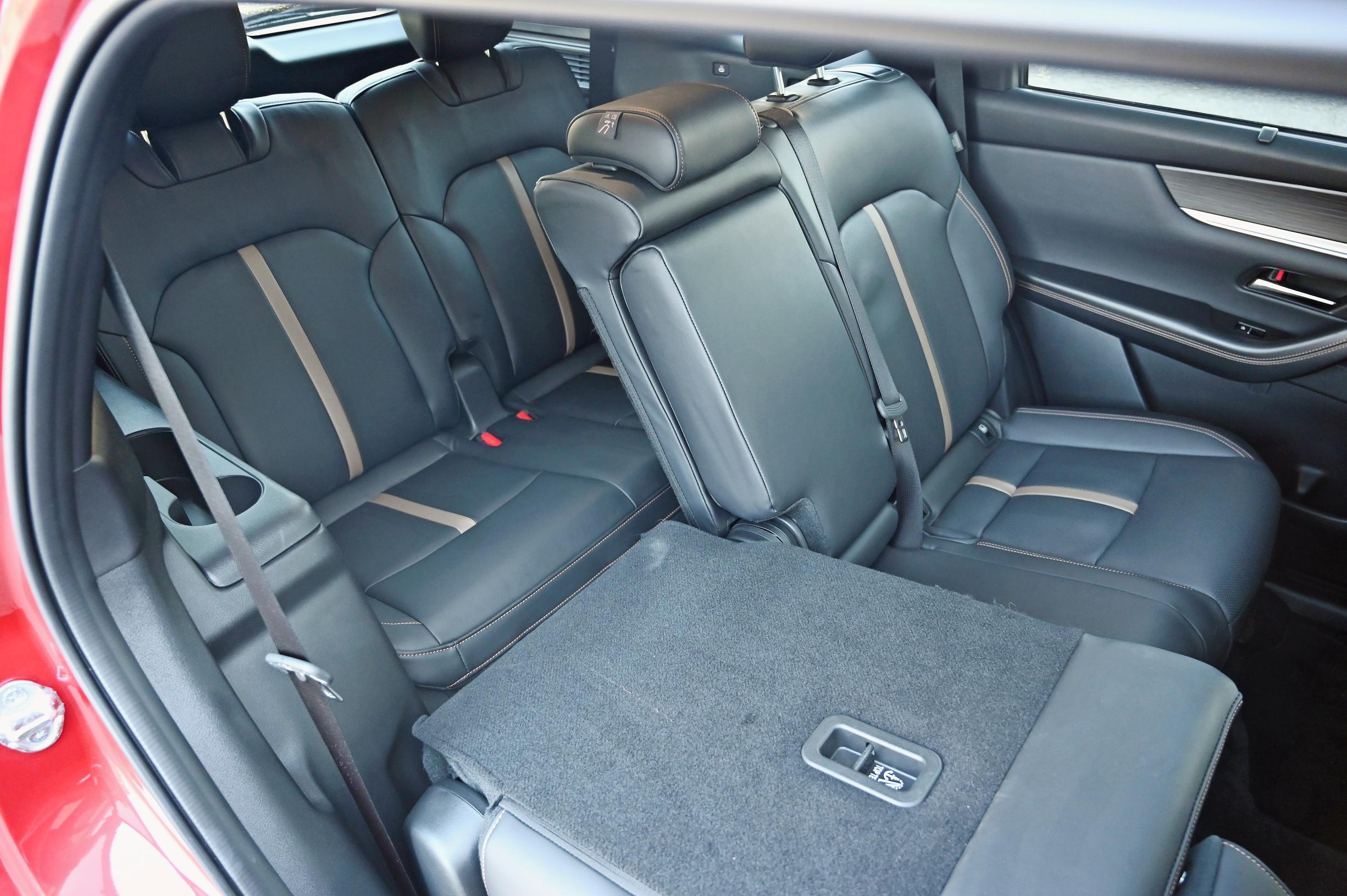 Mazda CX-80:n kolmannelle riville siirtyminen ei ole erityisen miellyttävää, ja vaatii norjat polvet sekä selän. CX:n saa myös kakkosrivin läpikuljettavana.