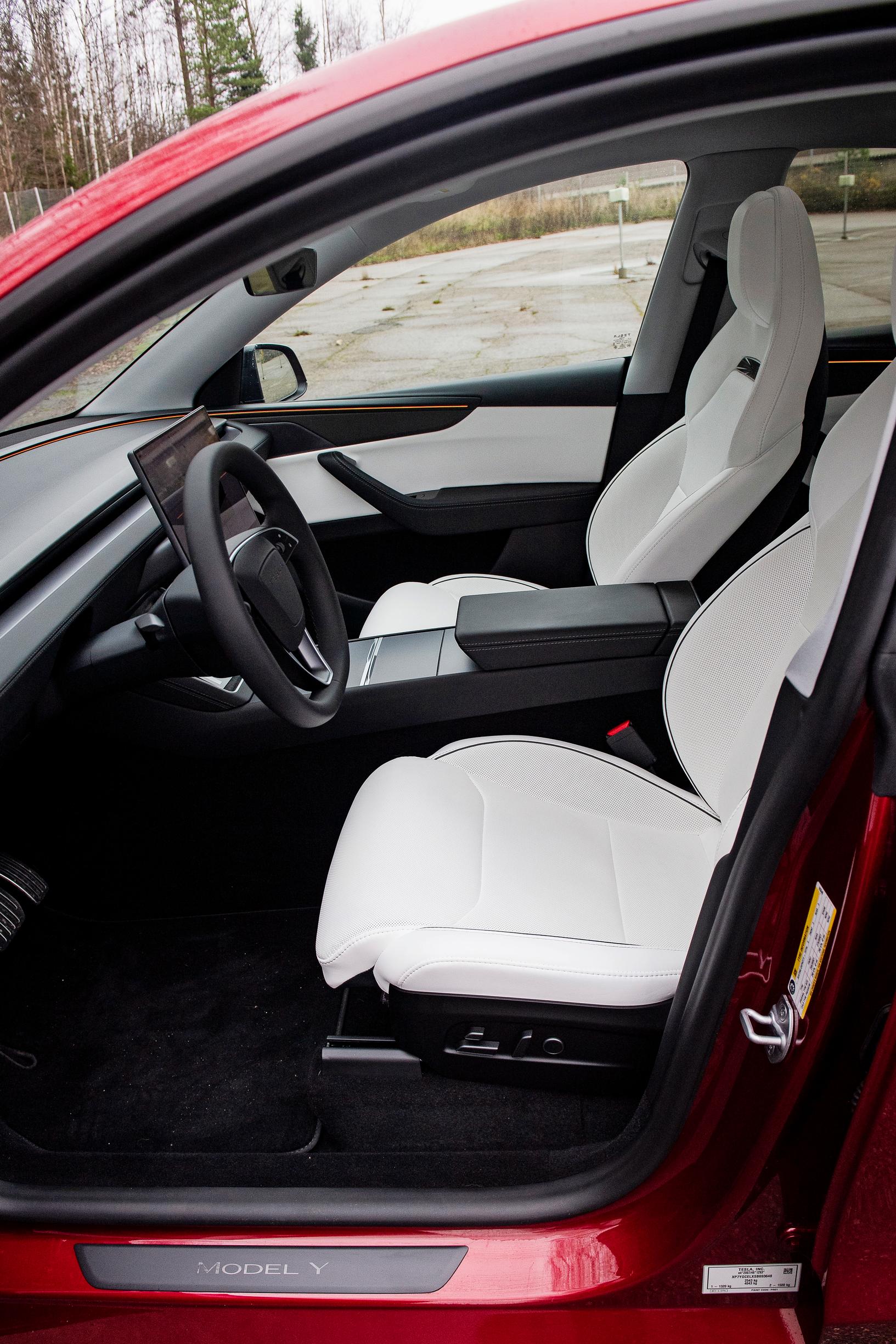Tesla Y:n etuistuimet ovat tukevat ja mukavat.