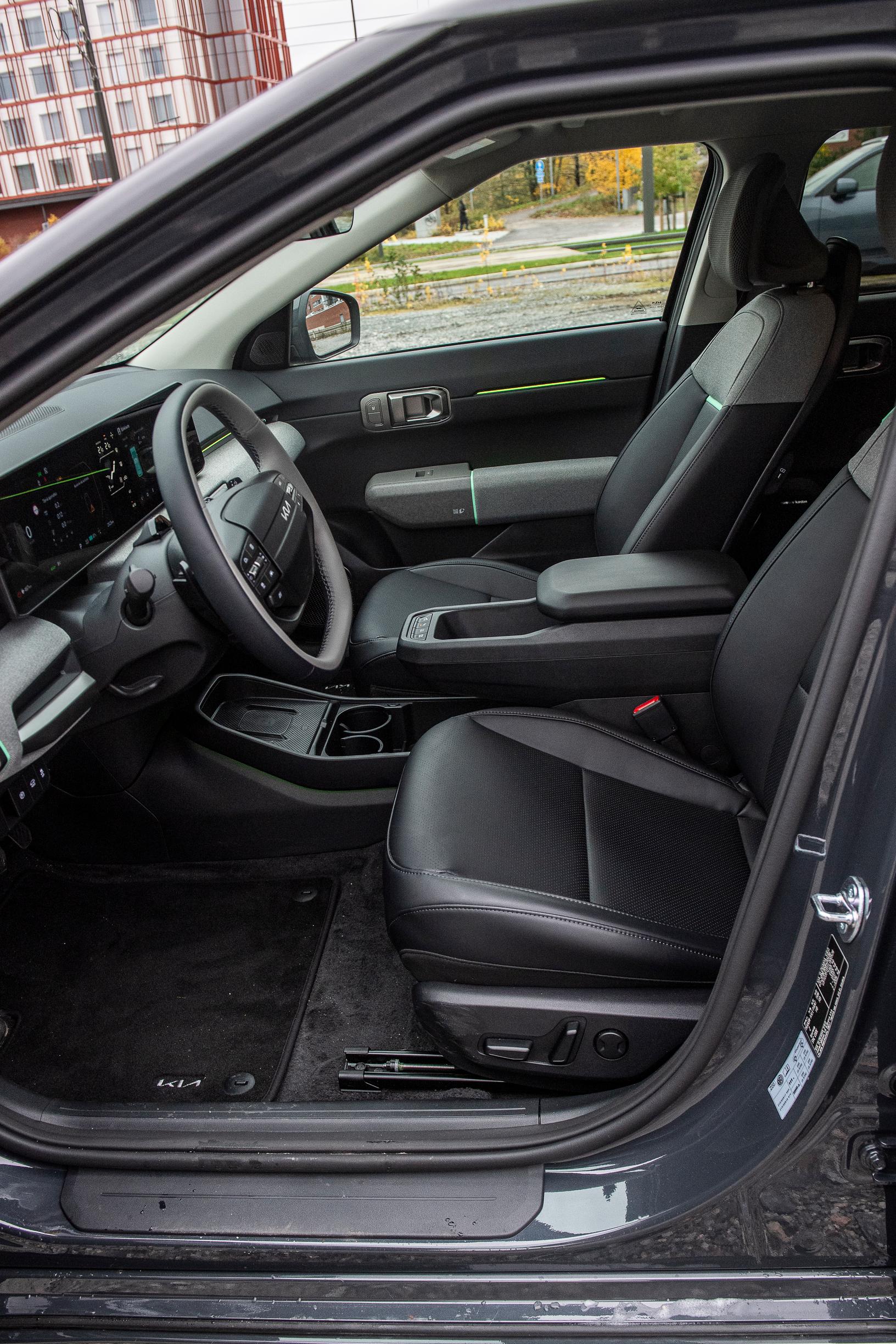 Kia EV4 Hatchbackin etuistumet tarjoavat erityisen hyvän tuen sivuttaissuunnassa. 