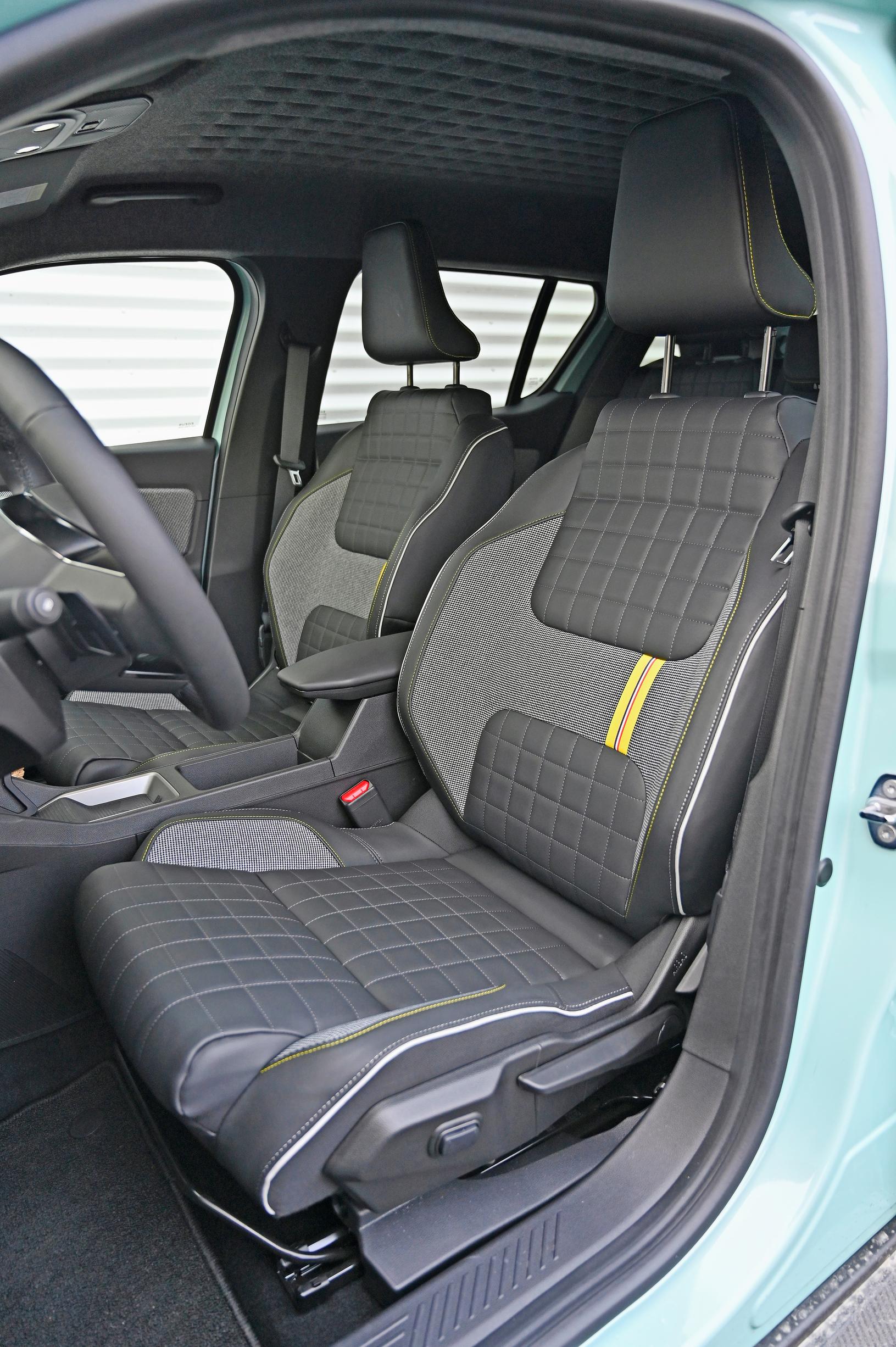 Renault 4 E-Techin etuistuimissa on kohtalainen selkätuki, mutta istuinosa on mitoitettu keskimittaisille. Selkänojan säätö on portaallinen.