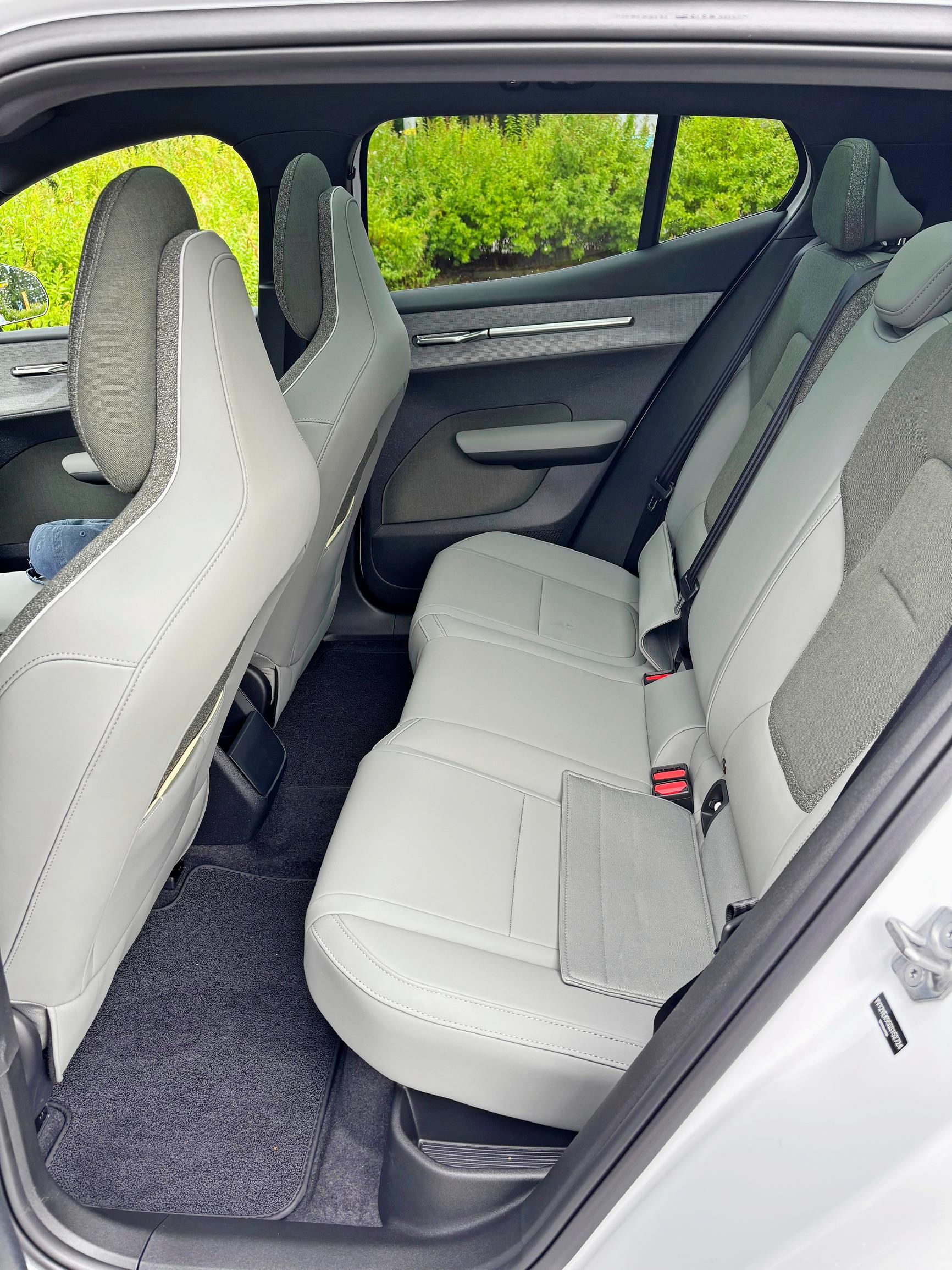 Volvo EX30 Cross Countryn takapenkki on passeli lapsille ja kauppakasseille.