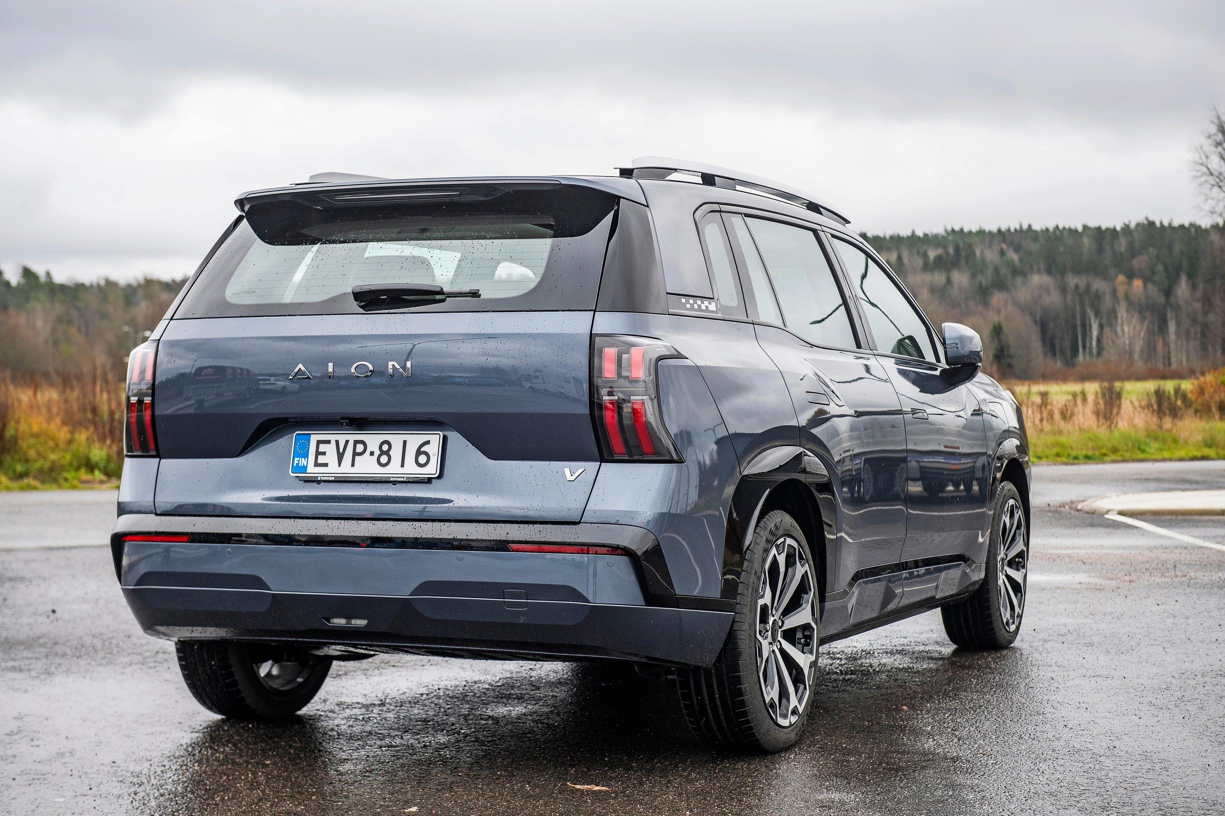Kiinalainen sähköauto Aion V takaapäin