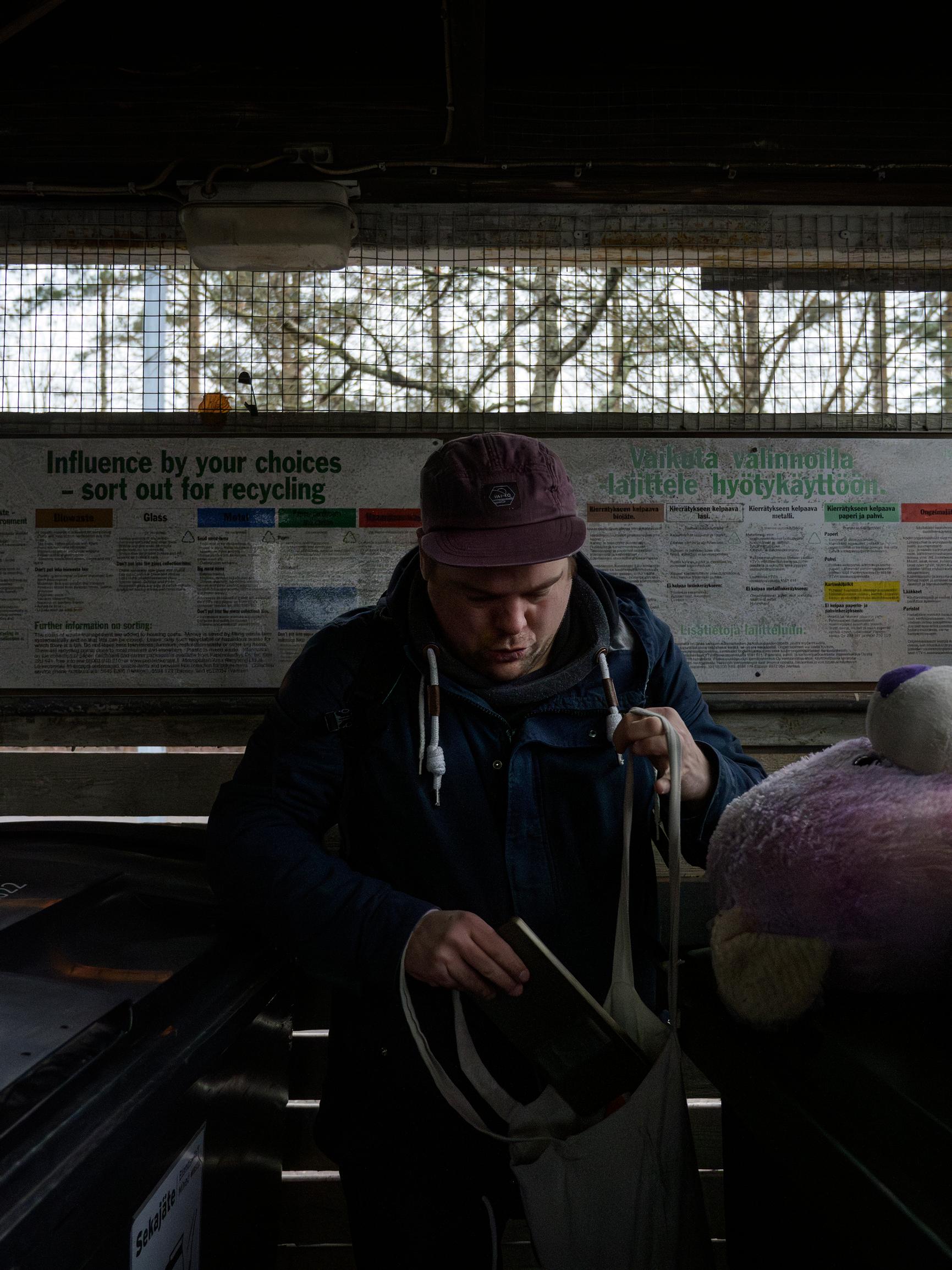 Ensin katamme rotille buffetin, sitten myrkytämme – Seurasimme tutkijaa, joka haluaa katkaista ”julman kierteen”