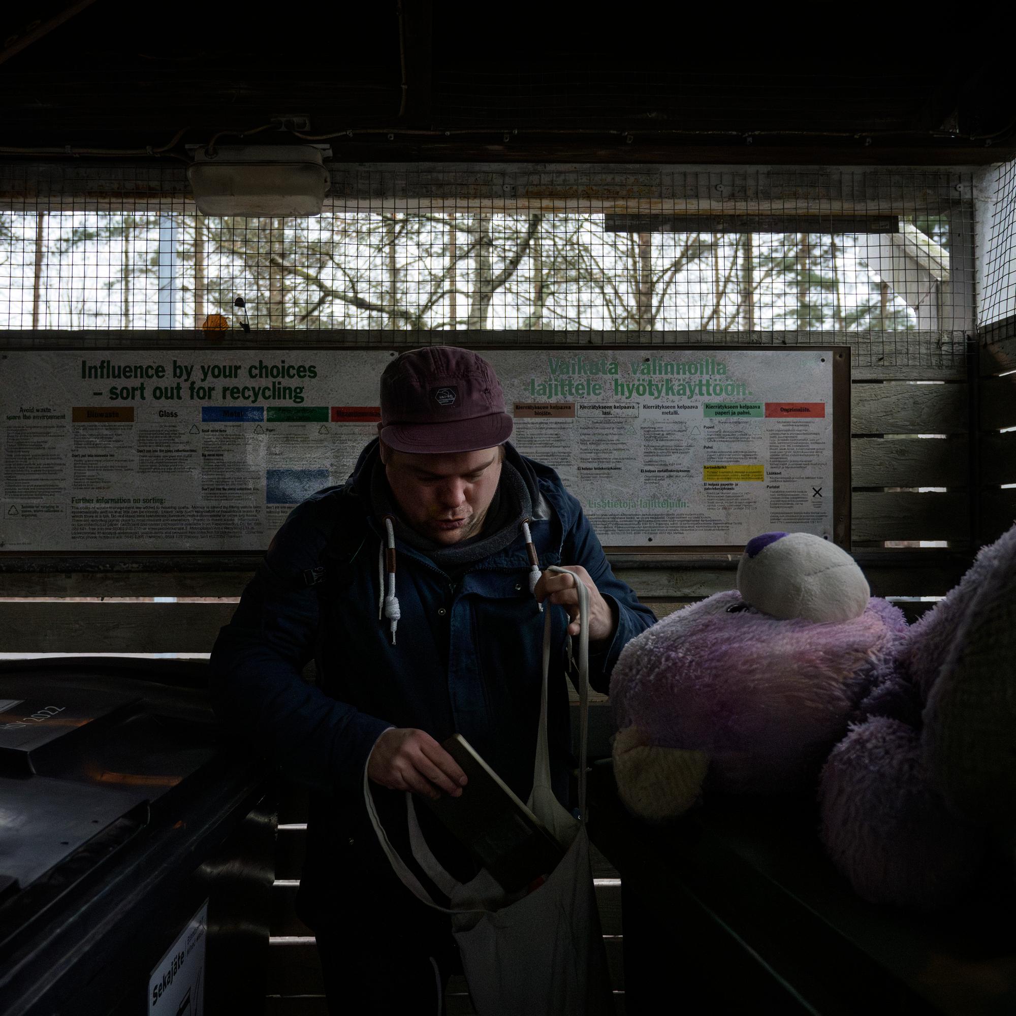 Ensin katamme rotille buffetin, sitten myrkytämme – Seurasimme tutkijaa, joka haluaa katkaista ”julman kierteen”