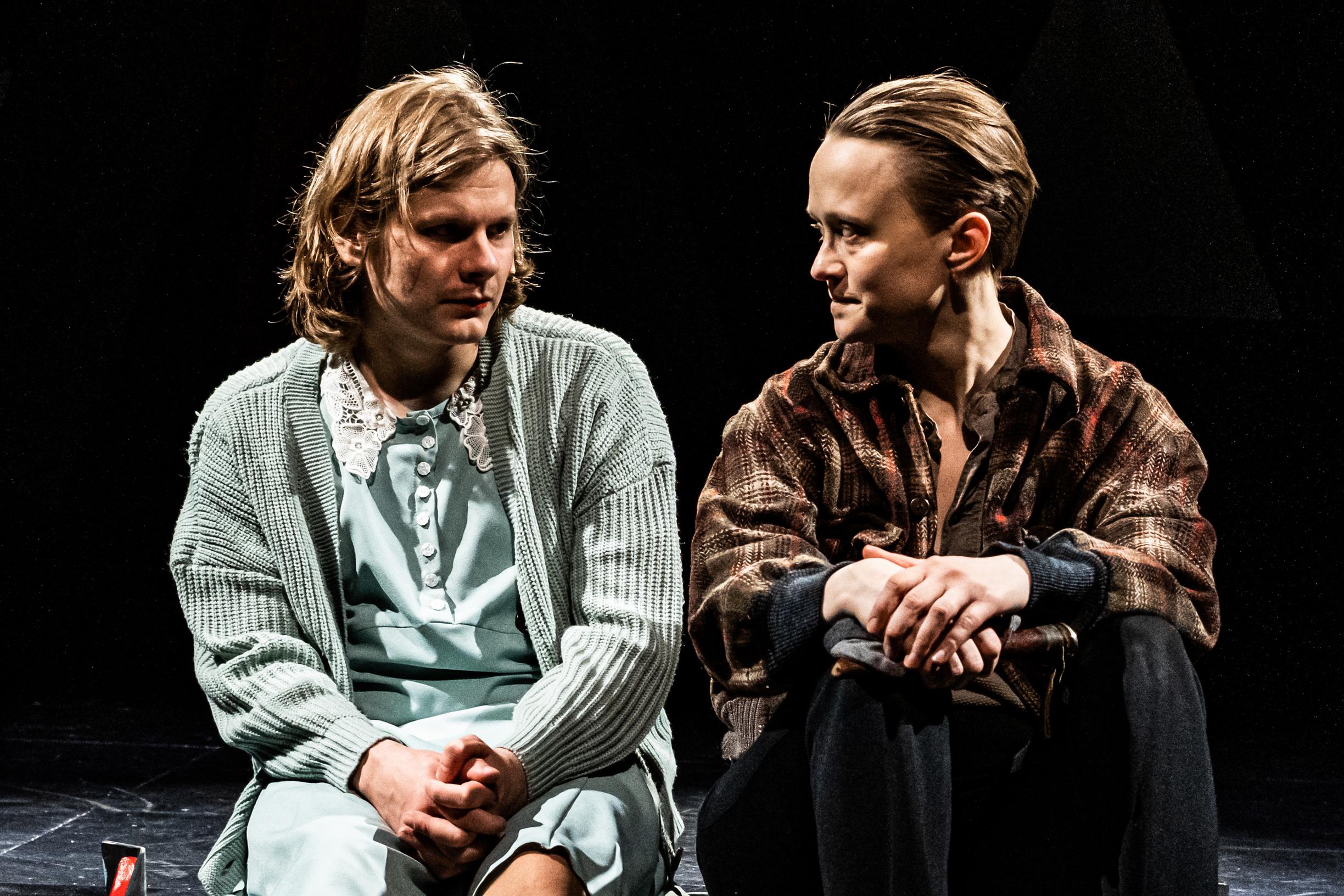 Runar ja Kyllikki – KOM-teatteri tutkii yhteisöä veriteon takana | Apu
