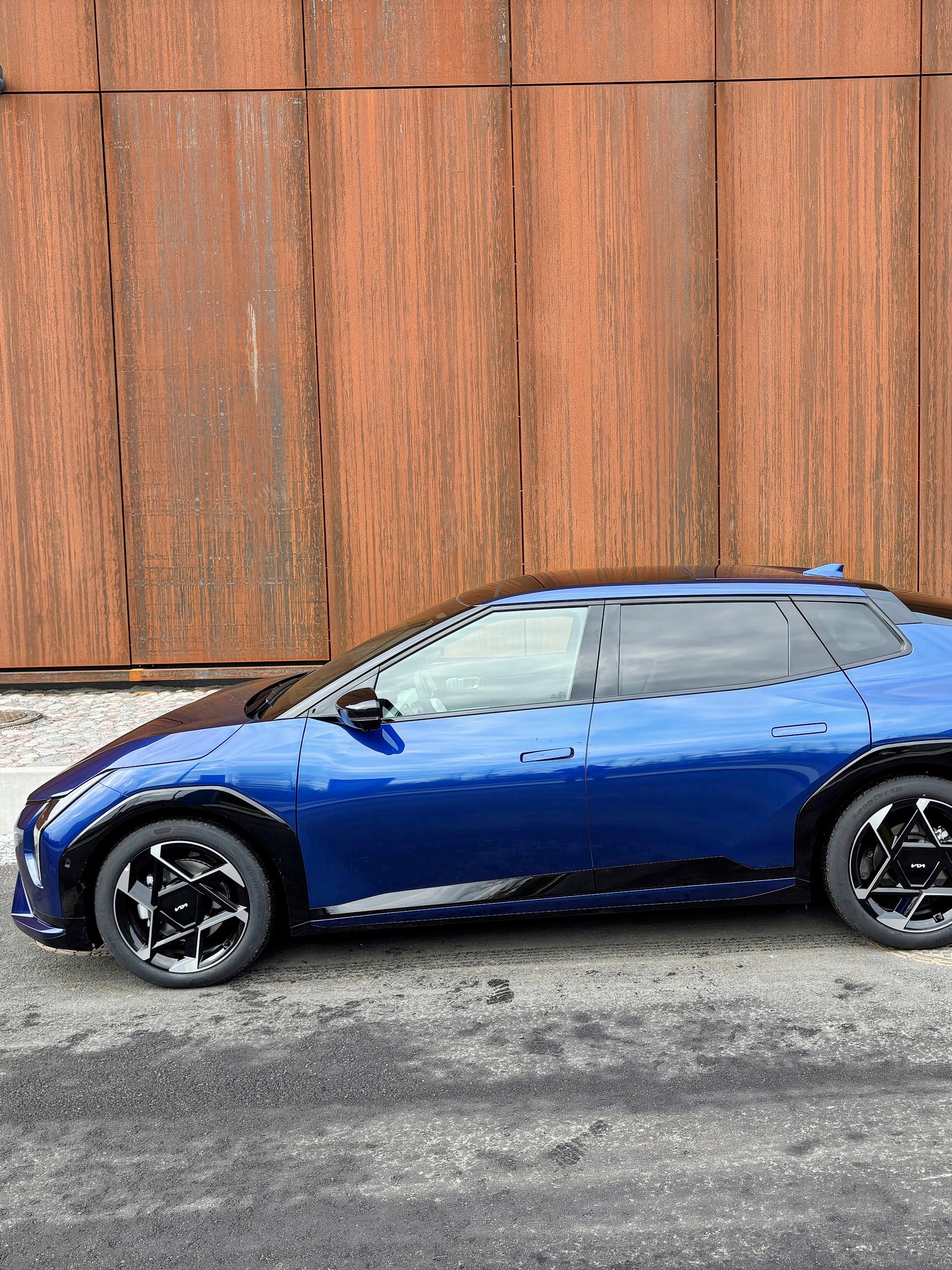 Kia EV4 Fastback – Sutjakka sedan haastaa katumaasturit – Tilat yllättävät, mutta latausteho tuottaa pettymyksen ja ohjaamosta paljastuu halpa kompromissi