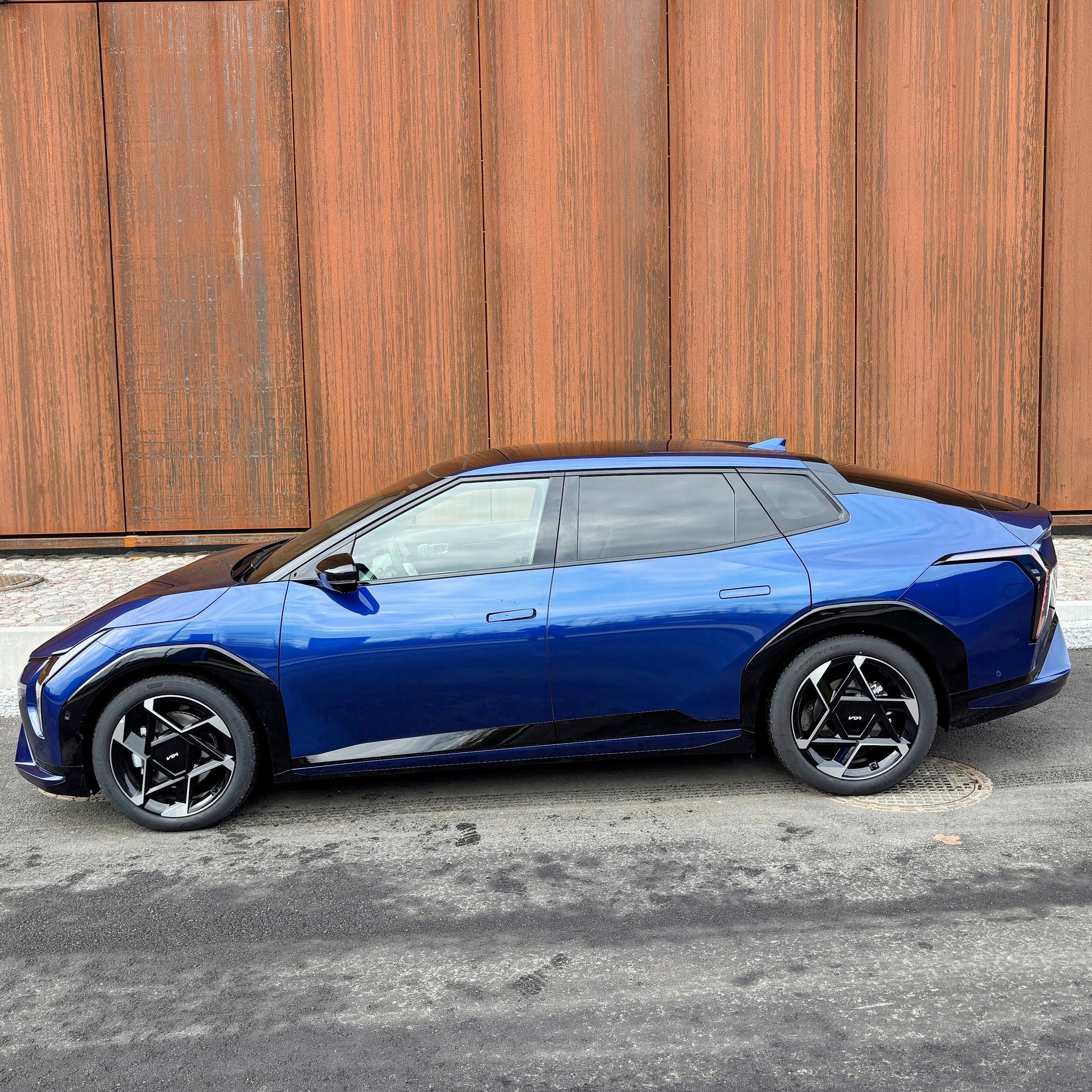 Kia EV4 Fastback – Sutjakka sedan haastaa katumaasturit – Tilat yllättävät, mutta latausteho tuottaa pettymyksen ja ohjaamosta paljastuu halpa kompromissi