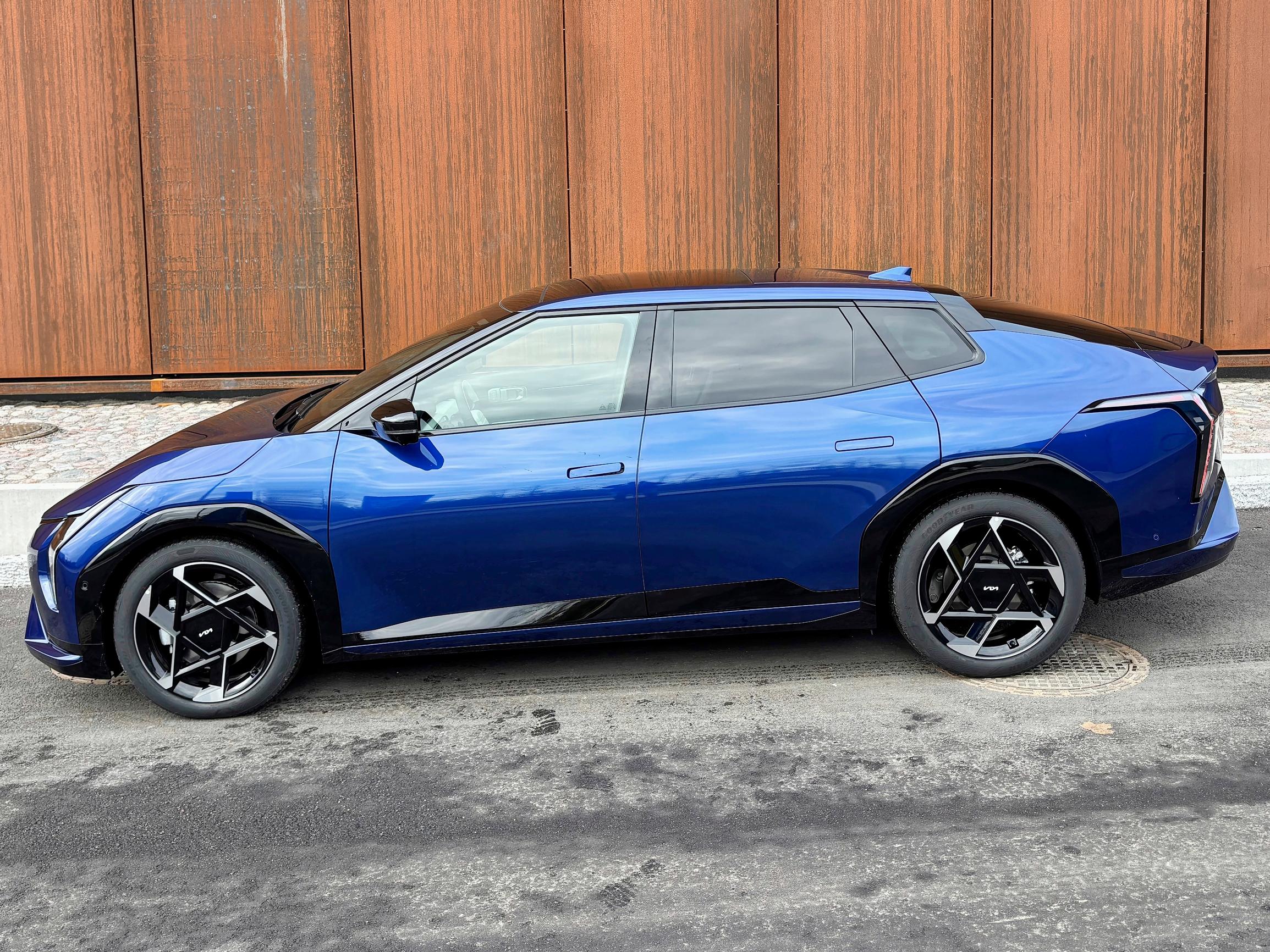 Kia EV4 Fastback – Sutjakka sedan haastaa katumaasturit – Tilat yllättävät, mutta latausteho tuottaa pettymyksen ja ohjaamosta paljastuu halpa kompromissi