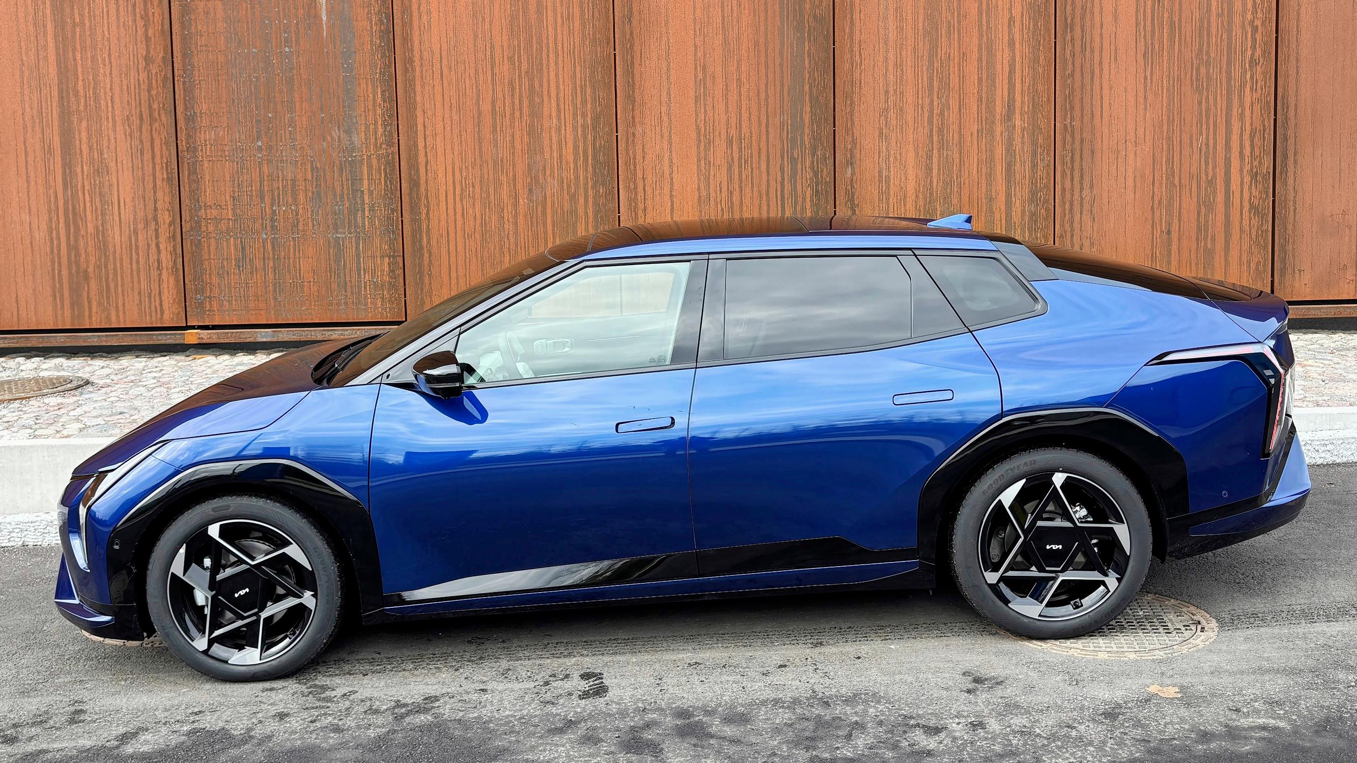 Kia EV4 Fastback – Sutjakka sedan haastaa katumaasturit – Tilat yllättävät, mutta latausteho tuottaa pettymyksen ja ohjaamosta paljastuu halpa kompromissi