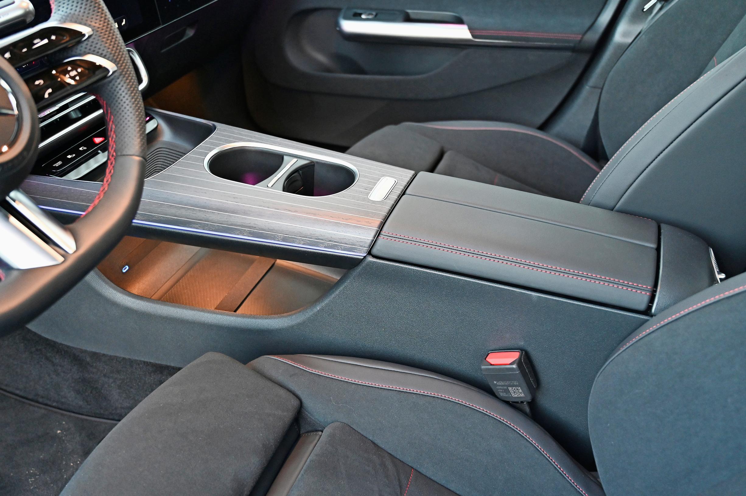 Mercedes-Benz CLA 250+ AMG Linen korkea keskikonsoli erottaa kuljettajan ja etumatkustajan toisistaan. Matkustamoon saa erilaisia puusomisteita ja myös ihan aidon ympäristöystävällisesti tuotetun nahkaverhoilunkin – lisärahalla tietenkin.