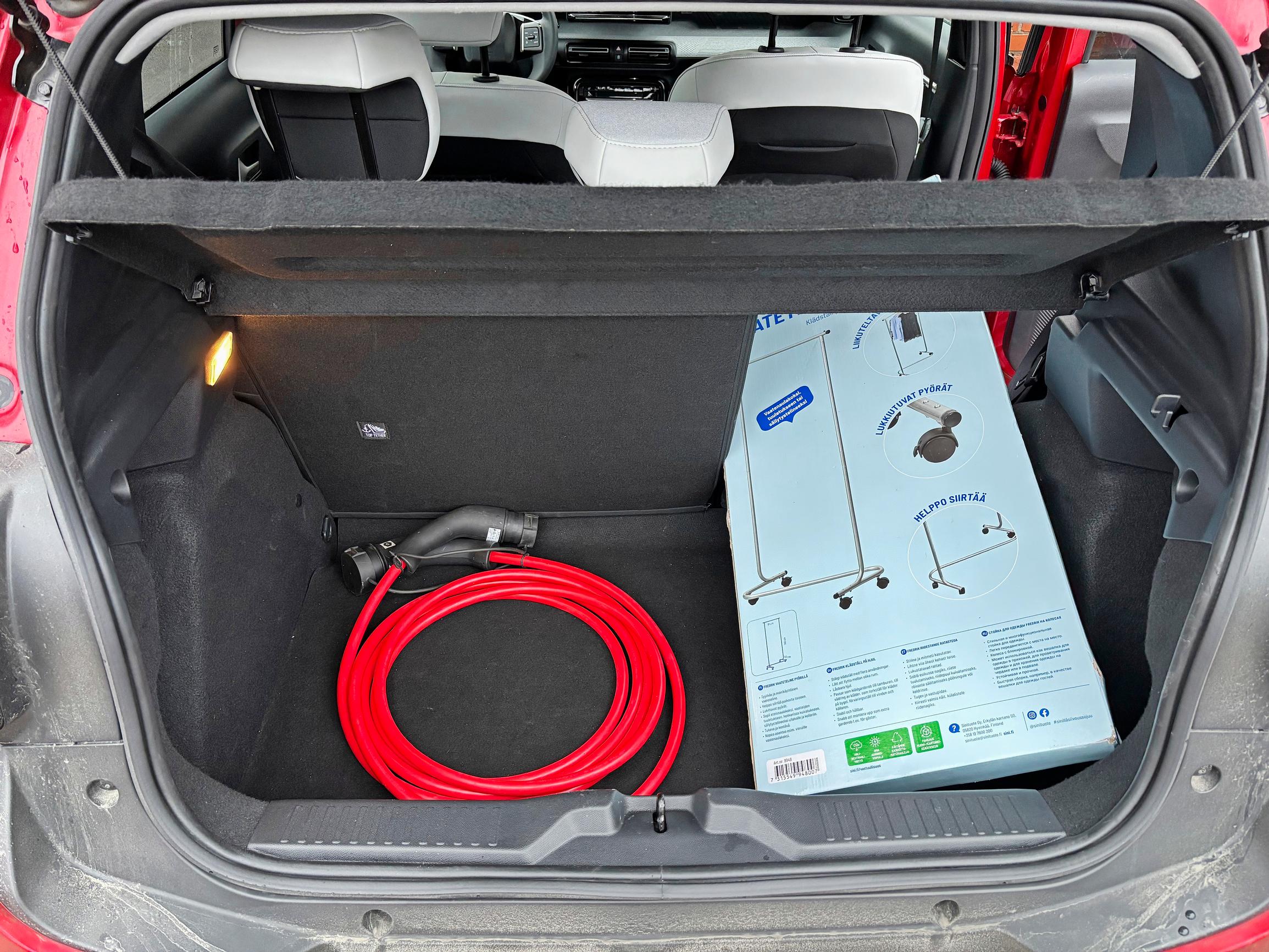 Citroën e-C3:n 310-litrainen tavaratila laajenee kahdessa osassa, joten pidemmätkin paketit mahtuvat kätevästi kyytiin.