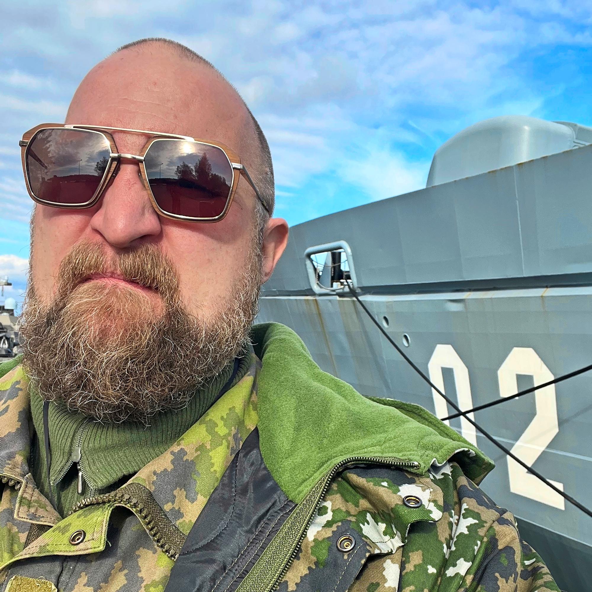 Paleface yllätti ja lähti maanpuolustuskurssille – “Hipeillä on helposti mielessä haukka vastaan kyyhky -asetelma”