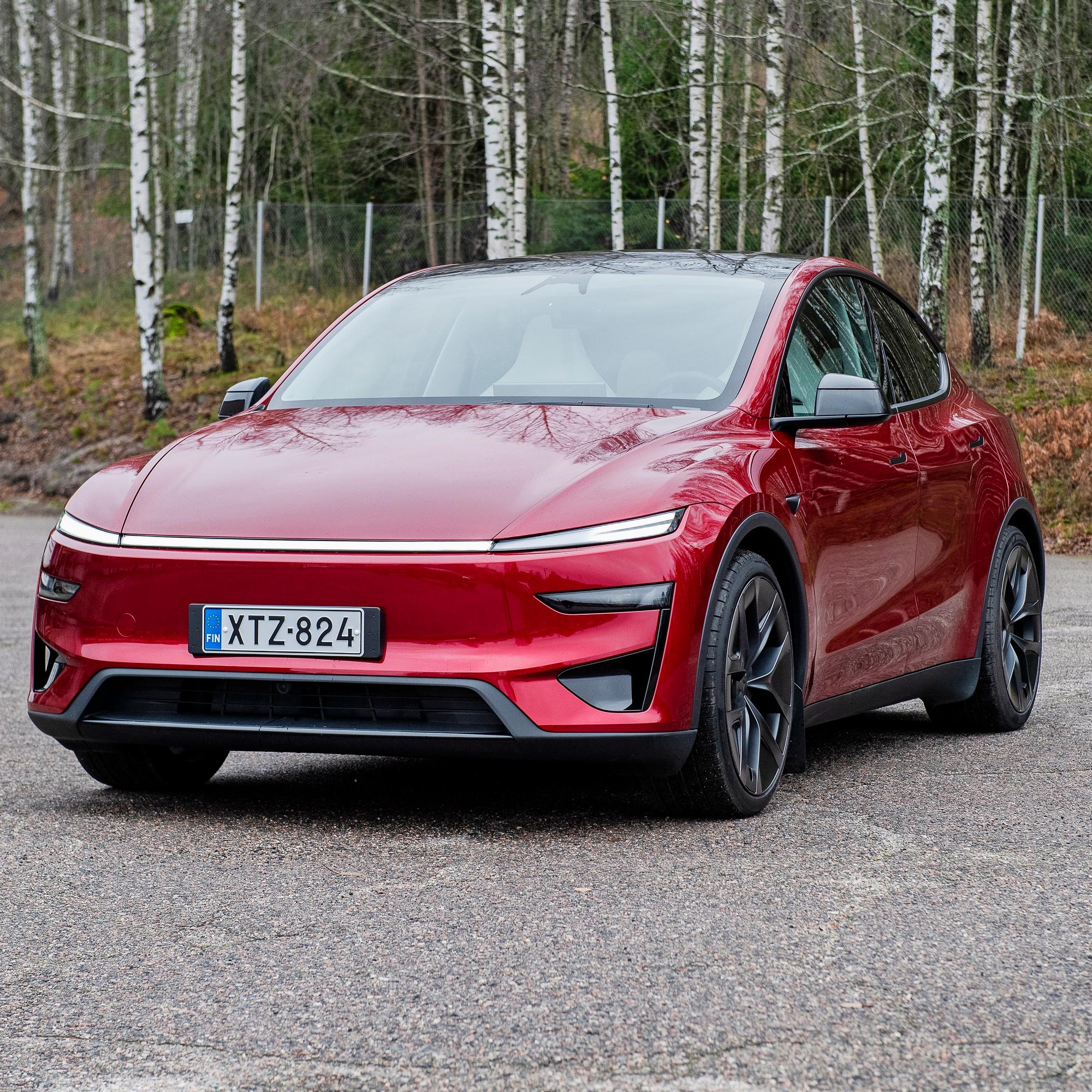 Tesla Model Y Performancella ajo on yhtä sirkusta – Kamerat kuvaavat, keskinäyttö vilkkuu ja kiihtyvyys koettelee niskaa, mikä on tietysti hauska juttu