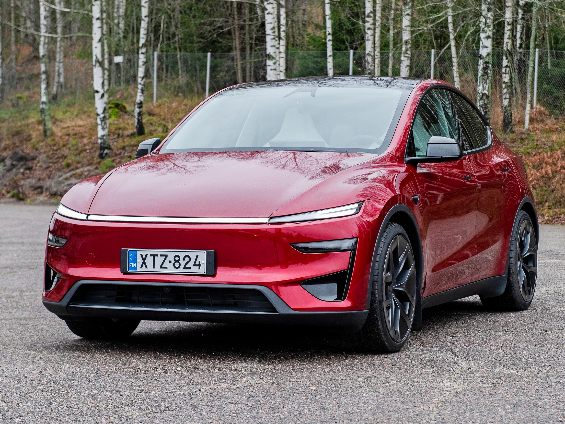 Tesla Model Y Performancella ajo on yhtä sirkusta – Kamerat kuvaavat, keskinäyttö vilkkuu ja kiihtyvyys koettelee niskaa, mikä on tietysti hauska juttu