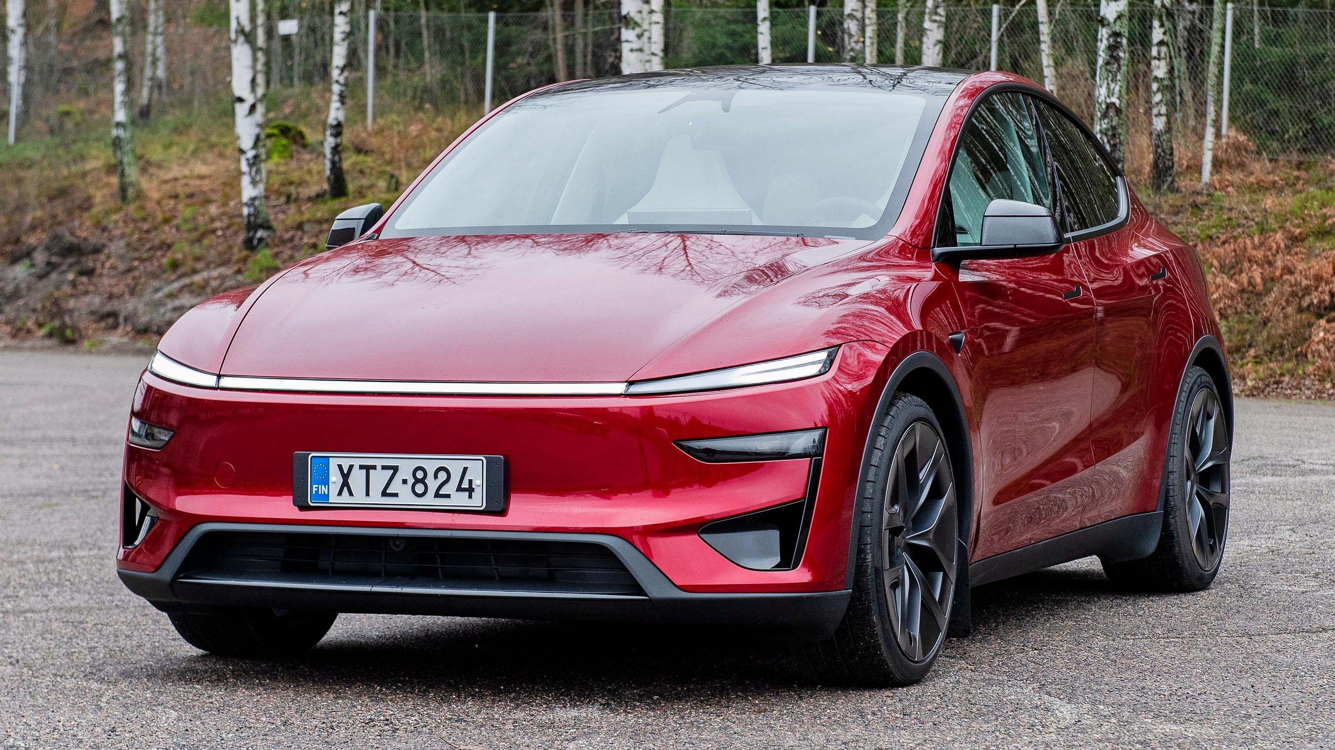 Tesla Model Y Performancella ajo on yhtä sirkusta – Kamerat kuvaavat, keskinäyttö vilkkuu ja kiihtyvyys koettelee niskaa, mikä on tietysti hauska juttu