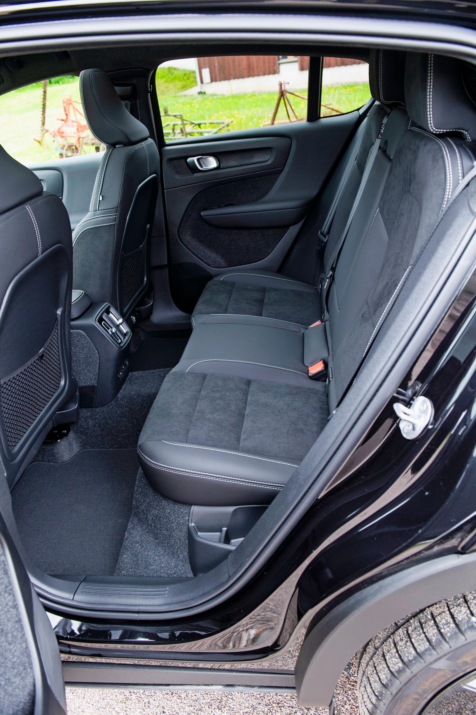 Volvo EC40 Black Editionin takaistuin osoittautui Tuulilasin koeajossa ahtaaksi. Pääntilaa on liian vähän.