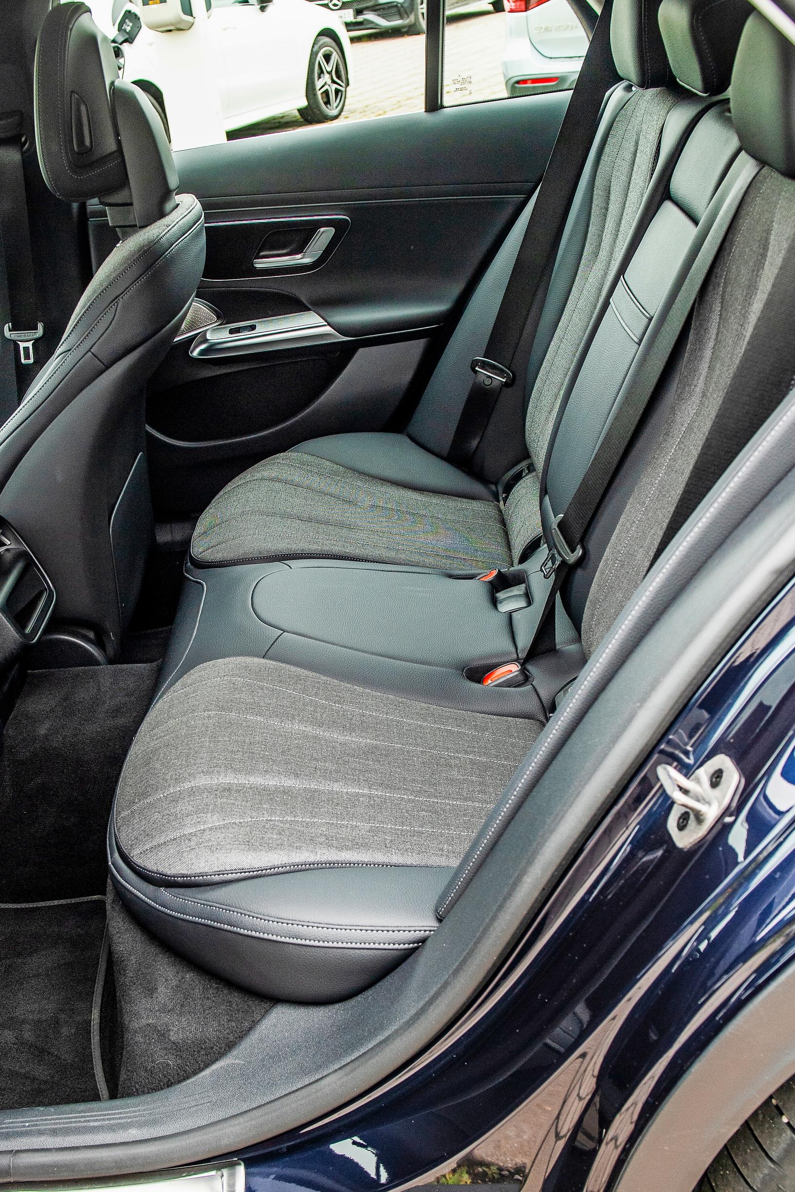 Mercedes-Benz E 300:n takapenkillekin mahtuu, mutta keskitunneli ärsyttää.