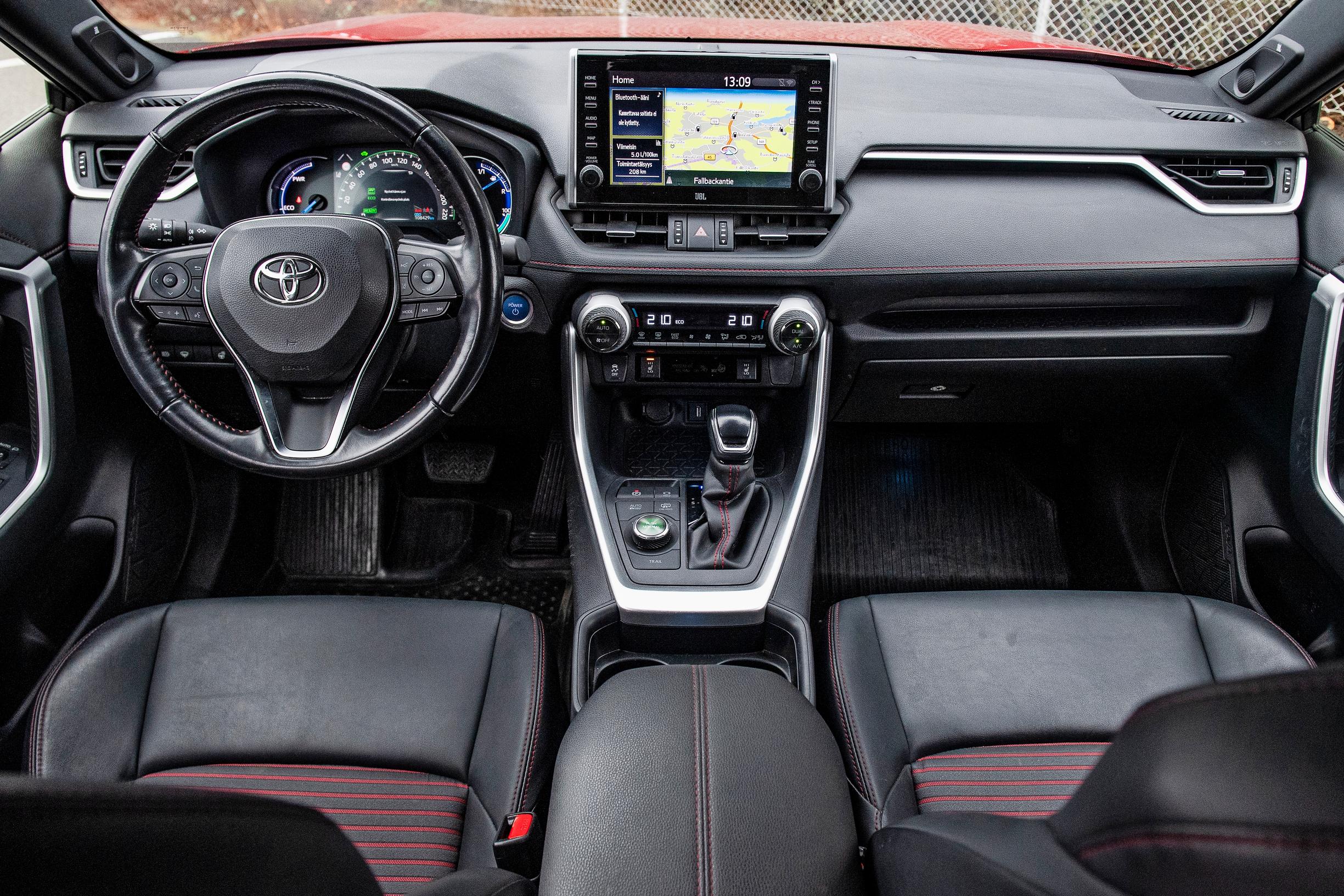 Toyota RAV4:n massiivinen keskinäyttö hallitsee kojelautanäkymiä.