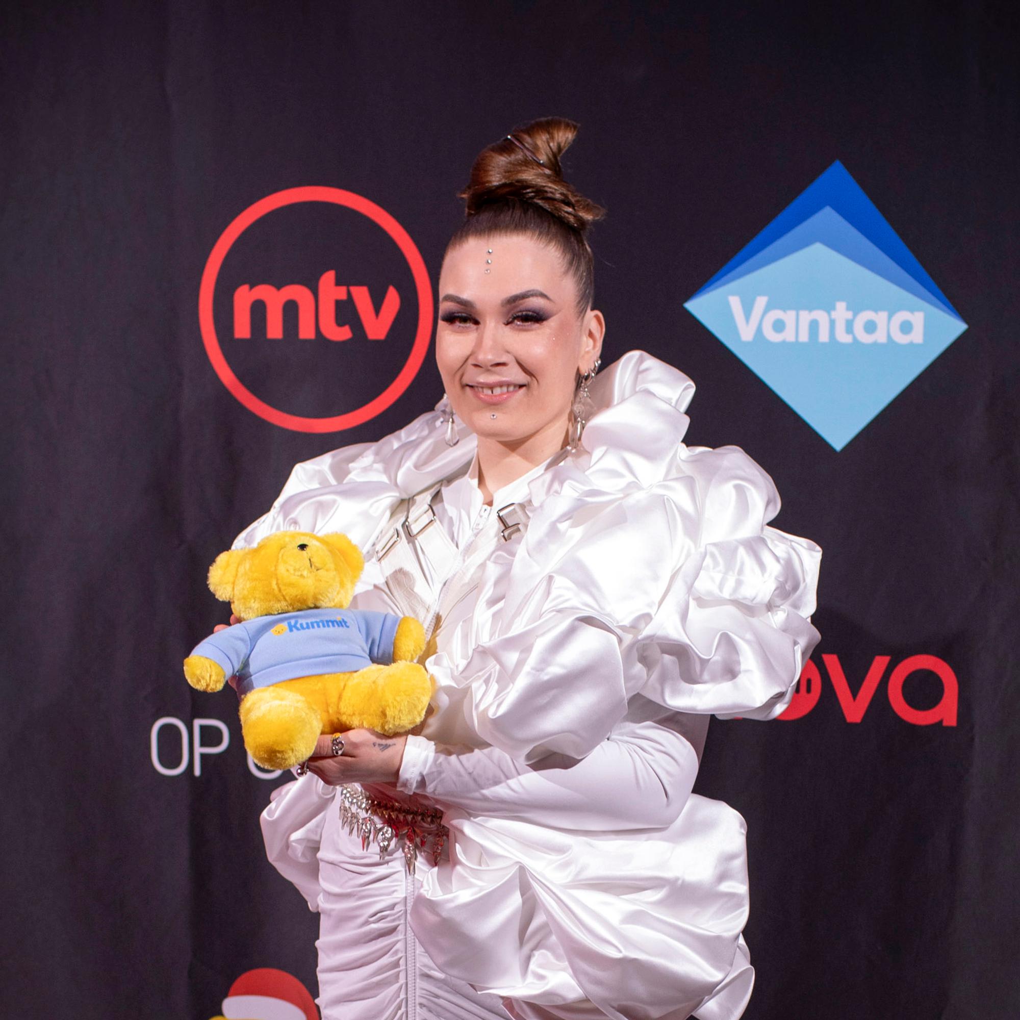 Bess: Puoliso Danny toi mukanaan jouluperinteen, joka pelastaa lahjastressiltä – ”Tässä menee helposti koko ilta ja se on kivaa”