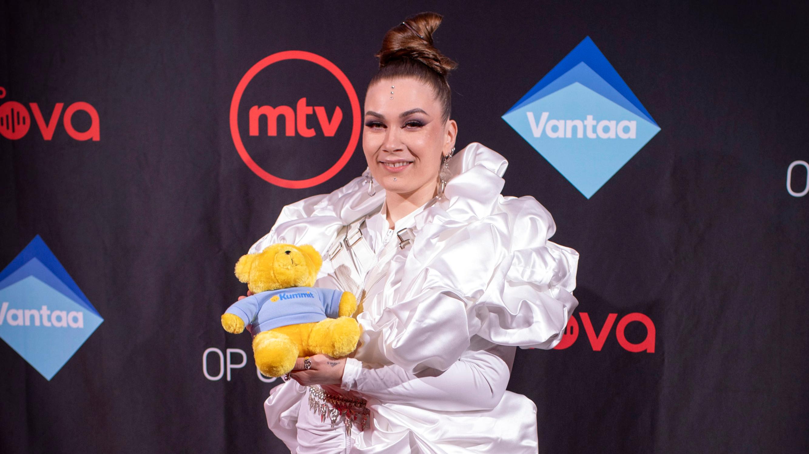 Bess: Puoliso Danny toi mukanaan jouluperinteen, joka pelastaa lahjastressiltä – ”Tässä menee helposti koko ilta ja se on kivaa”