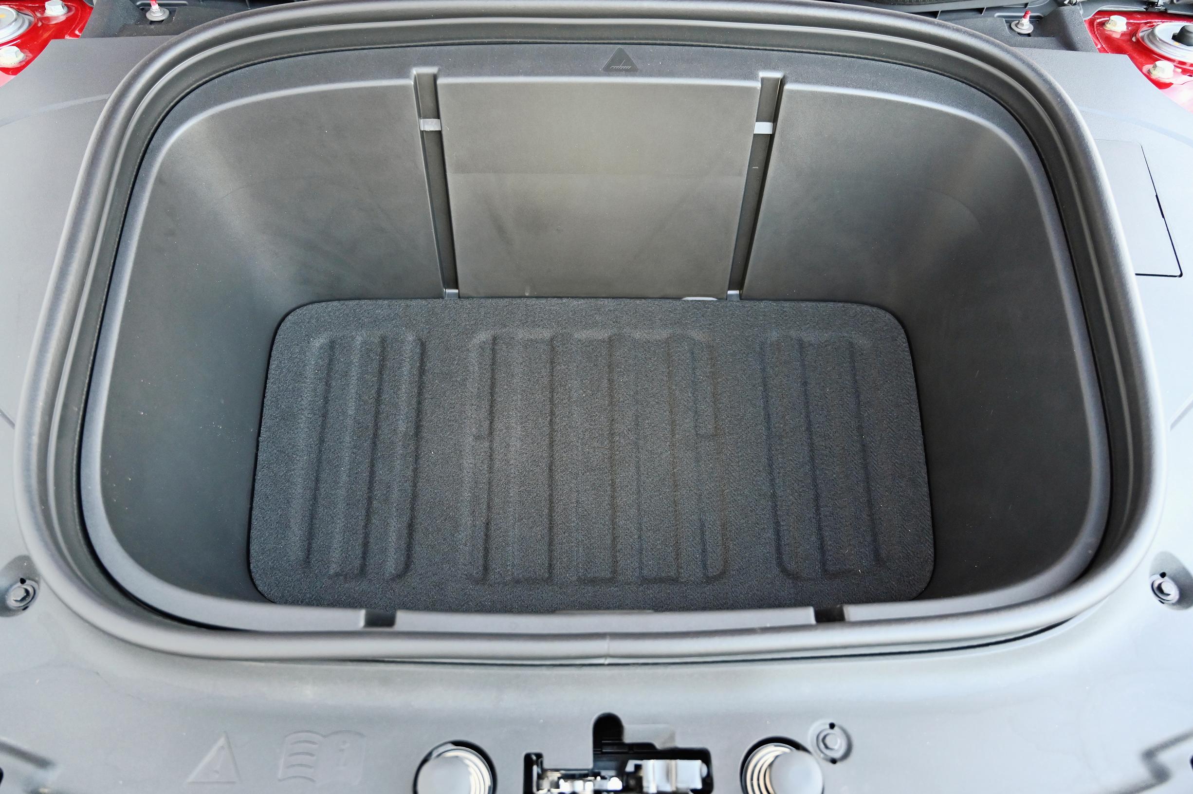 Mercedes-Benz CLA 250+ AMG Linen etutavaratila, eli frunk, on 101 litran kokoinen, ja voi tulla joskus ihan tarpeekseen. Mainio lisä.