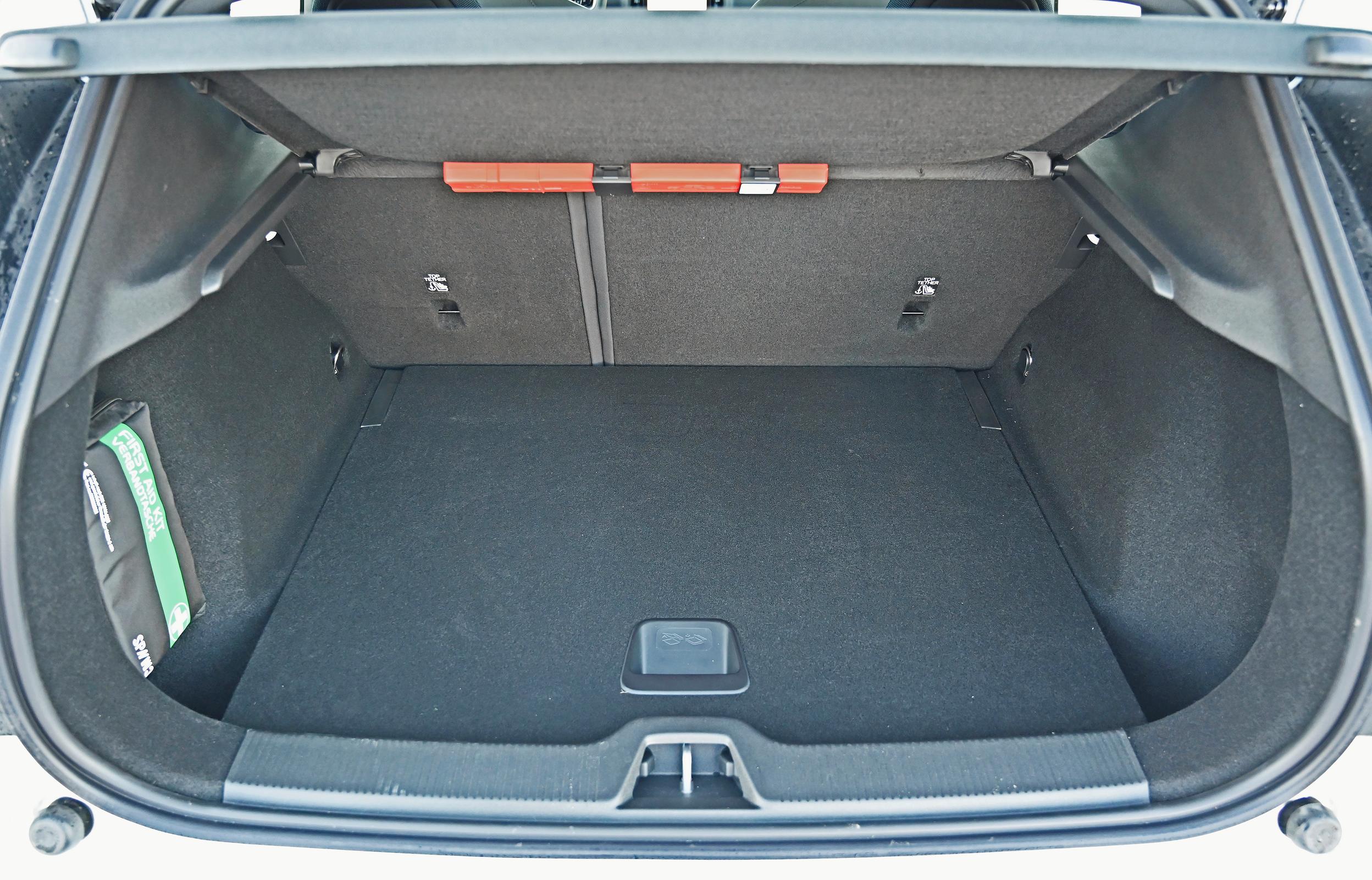 Pikkuautossa 318 litran tavaratila on ihan kohtuullinen saavutus, ja lisäksi tilan laajennus sujuu helposti kahdessa osassa.