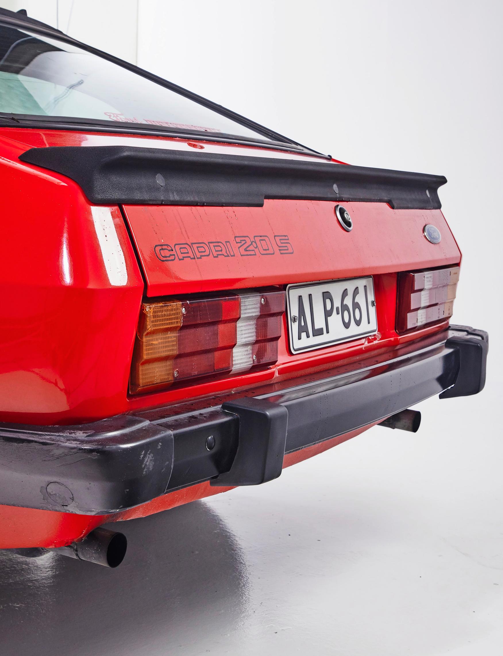 Capri Mk 3:n perän fastback-coupén muotoja koristaa spoileri.