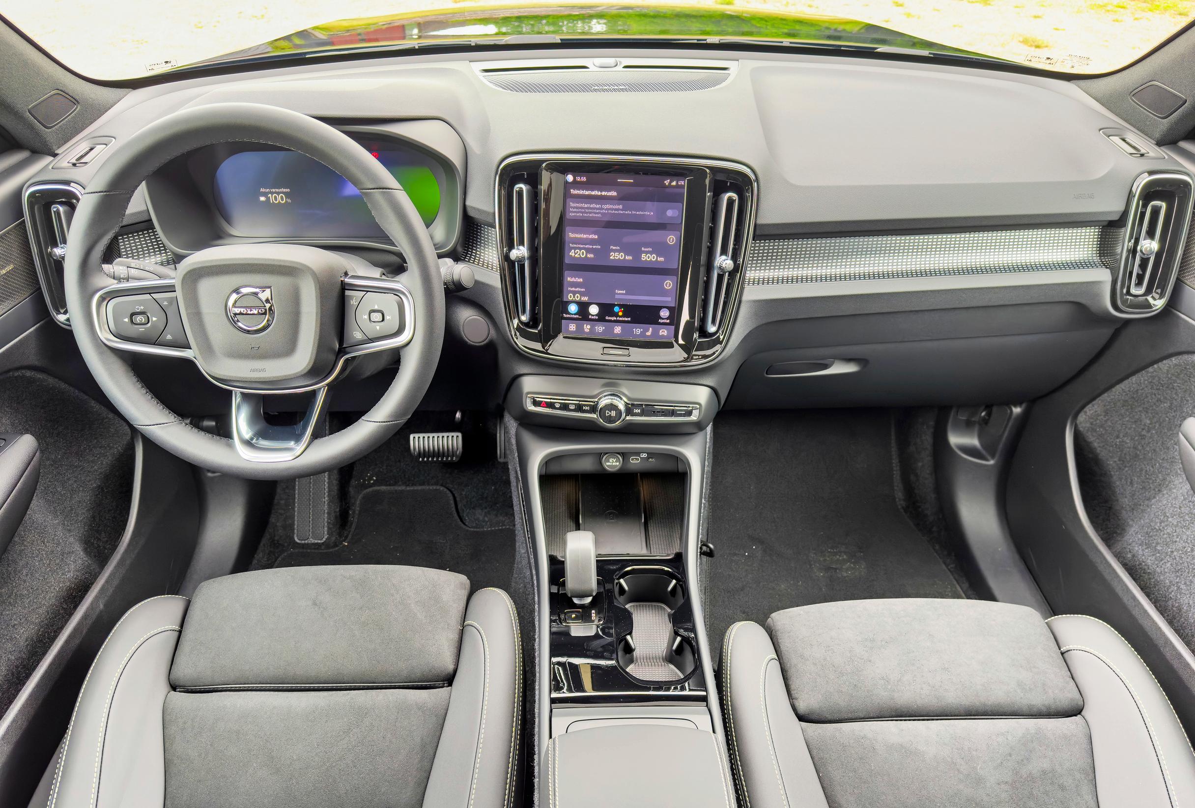 Volvo EC40 Black Editionin kojelauta ja ohjaamo
