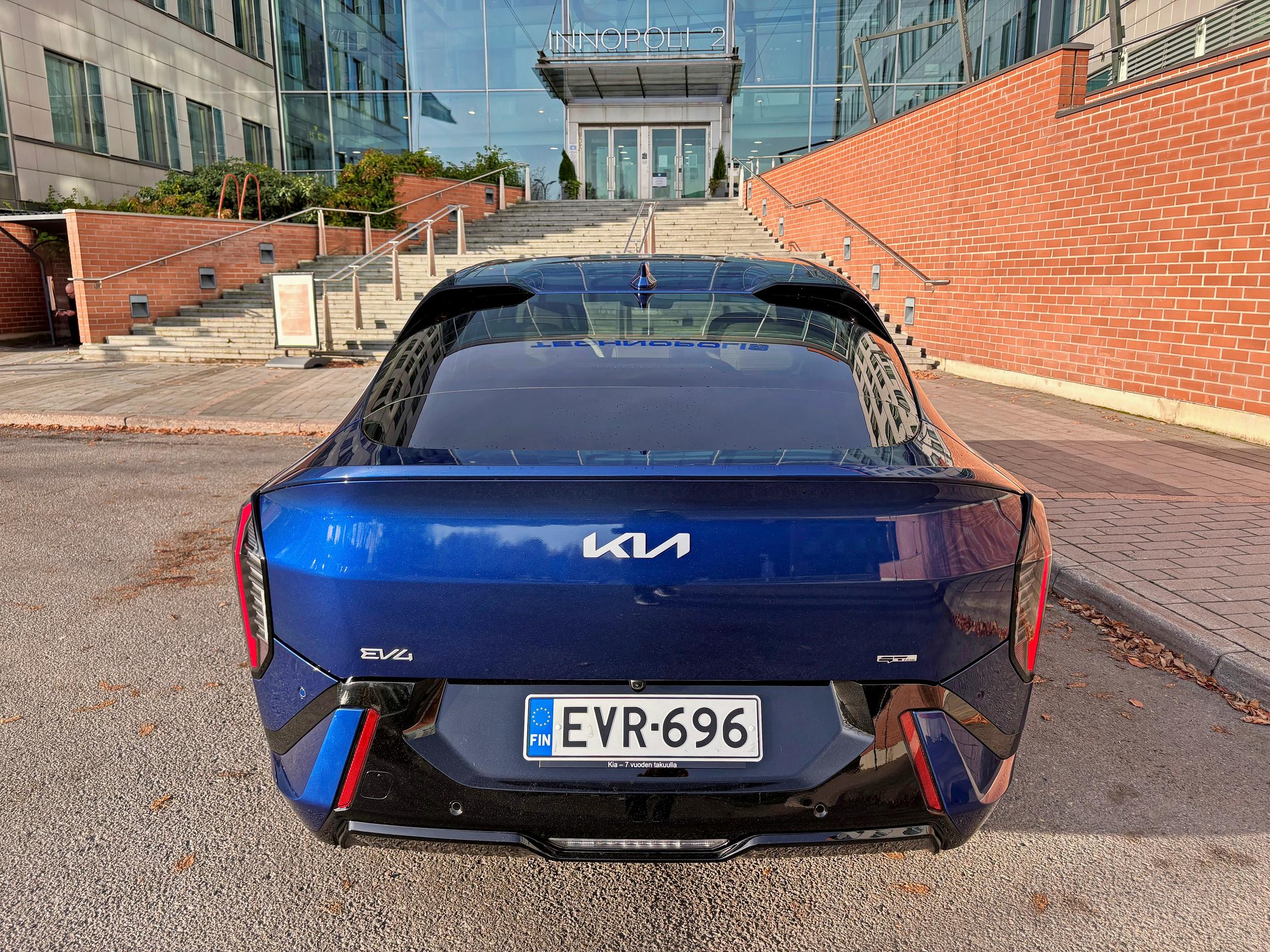 Kauneus on toki katsojan silmissä, mutta onhan Kia EV4 Fastback tästäkin kuvakulmasta aika raikas ilmestys!