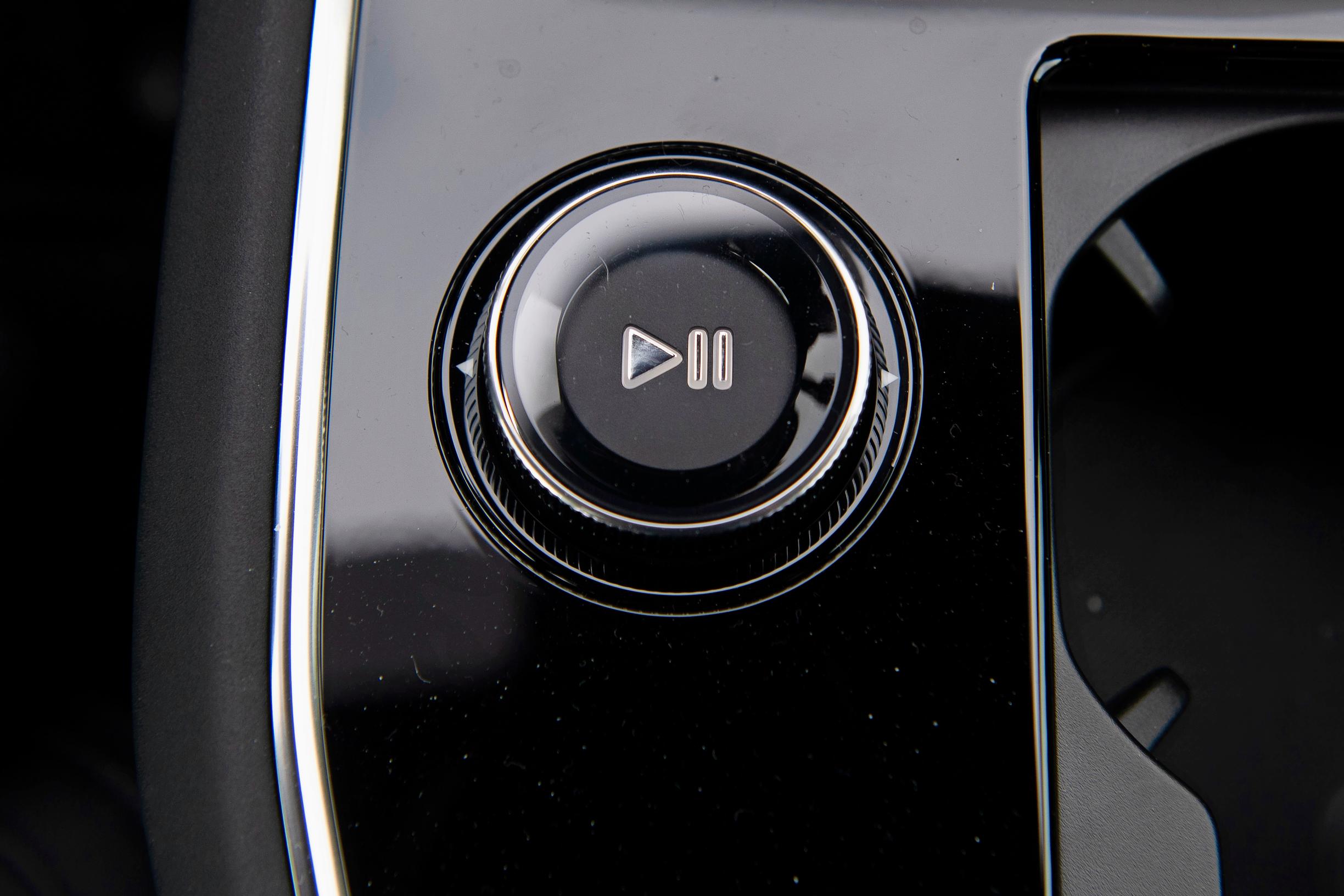 Kojelaudassa on yksi perinteinen kiertokytkin. Sillä säädellään soittimen volyymia.