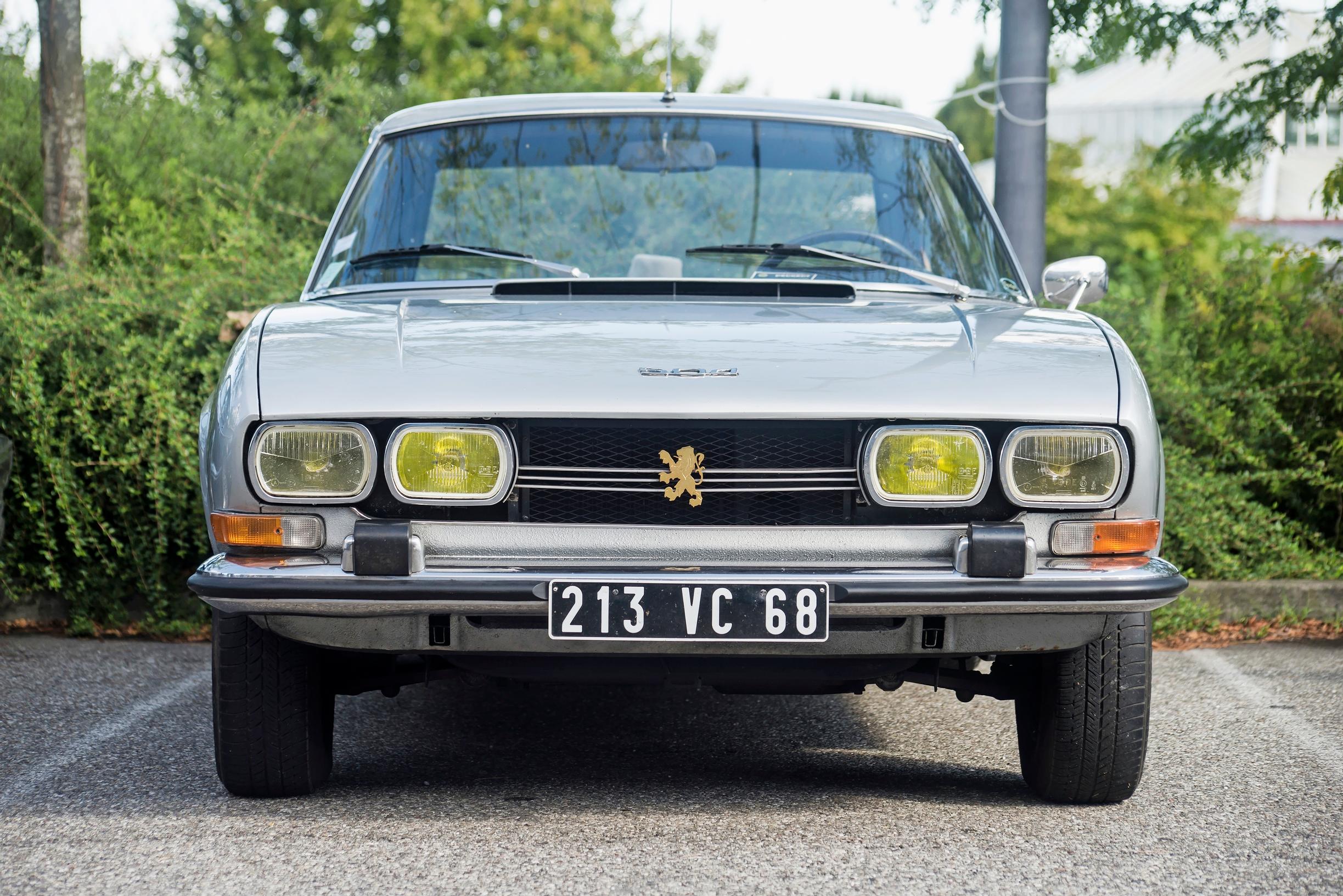 Peugeot 504 edestä kuvattuna. Tässä on normaalin perheauton nätimpi versio, eli coupé. Varsinainen missi tämäkin.
