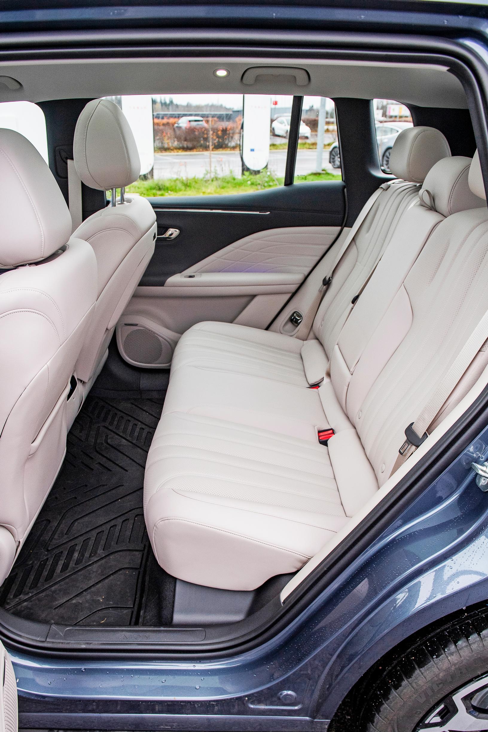 Aion V:n takapenkki on tilava.